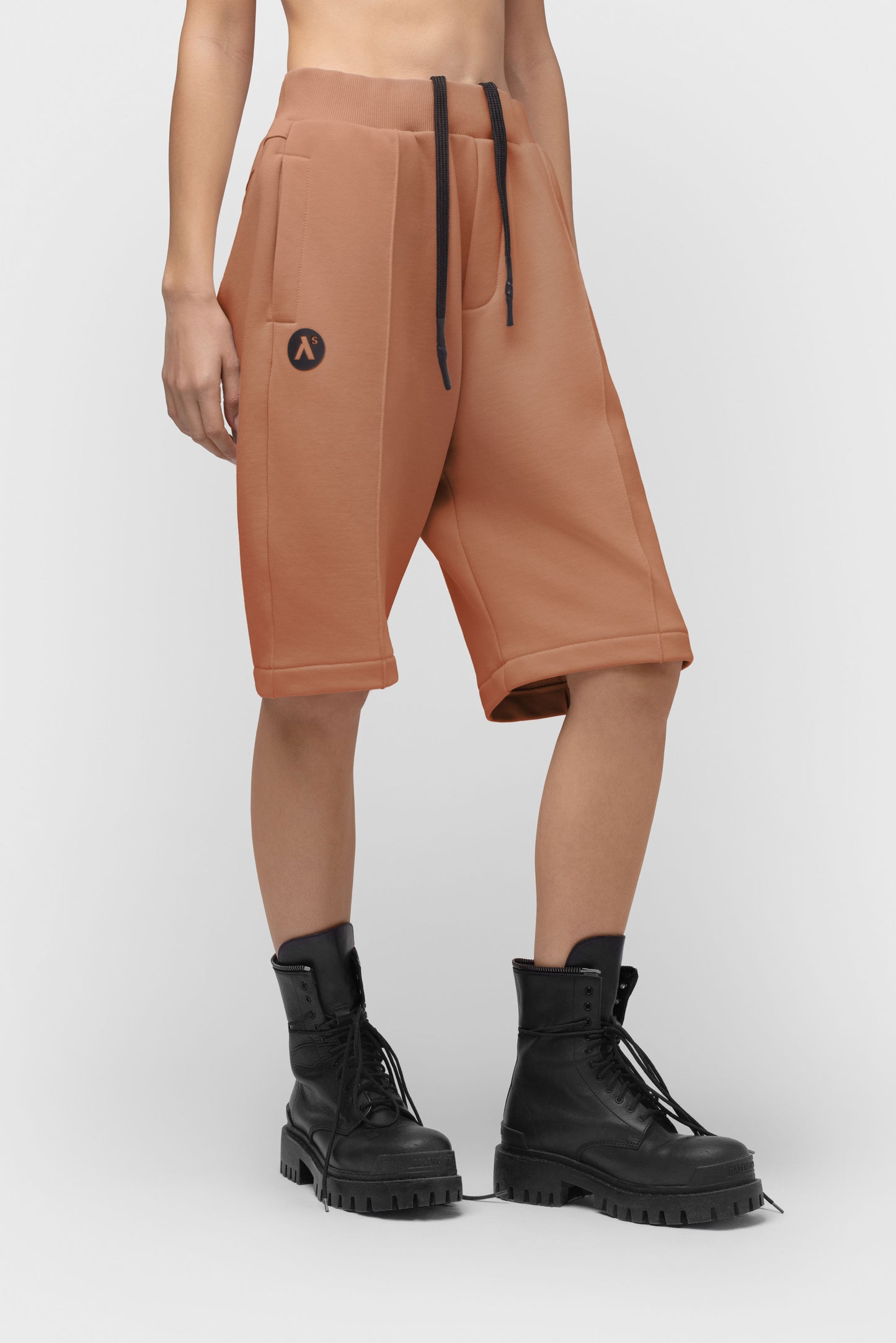 LAISVALAIKIO KOSTIUMAS SU ŠORTAIS IR KAPIŠONU