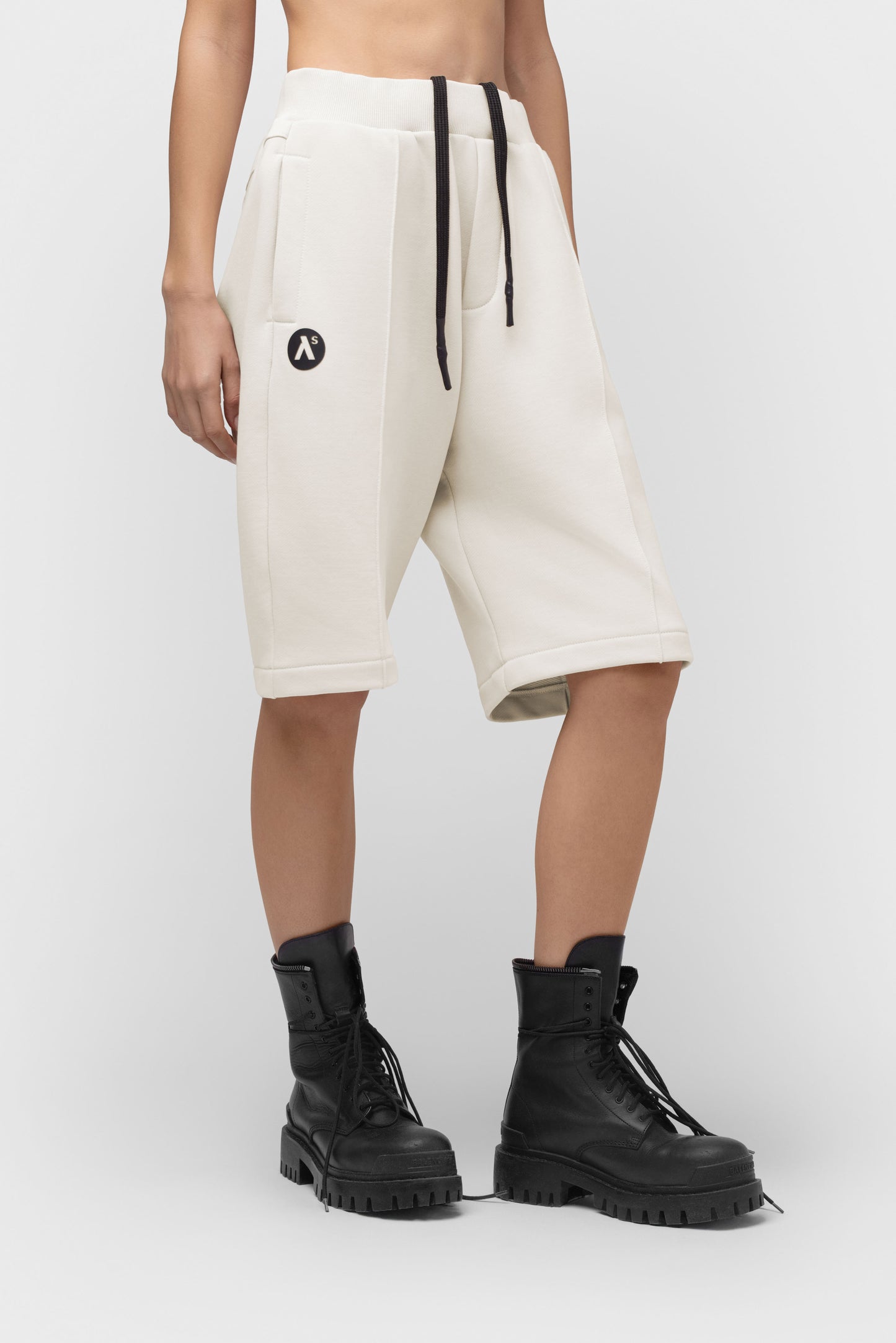 LAISVALAIKIO KOSTIUMAS SU ŠORTAIS IR KAPIŠONU