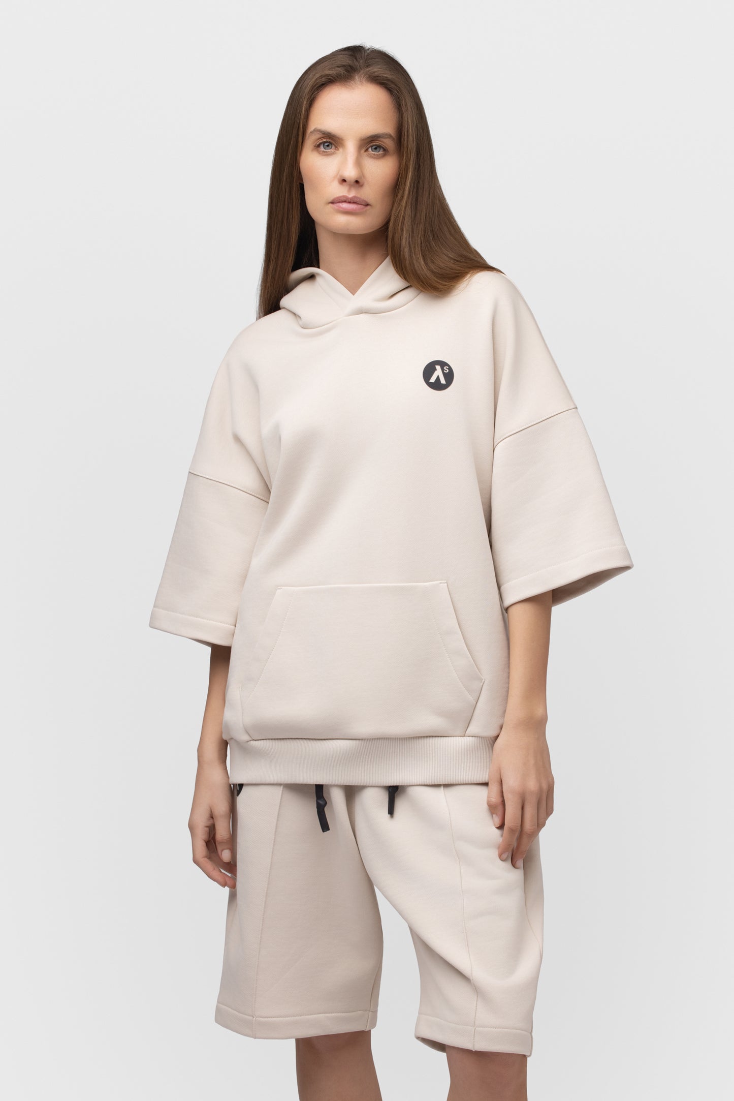 LAISVALAIKIO KOSTIUMAS SU ŠORTAIS IR KAPIŠONU