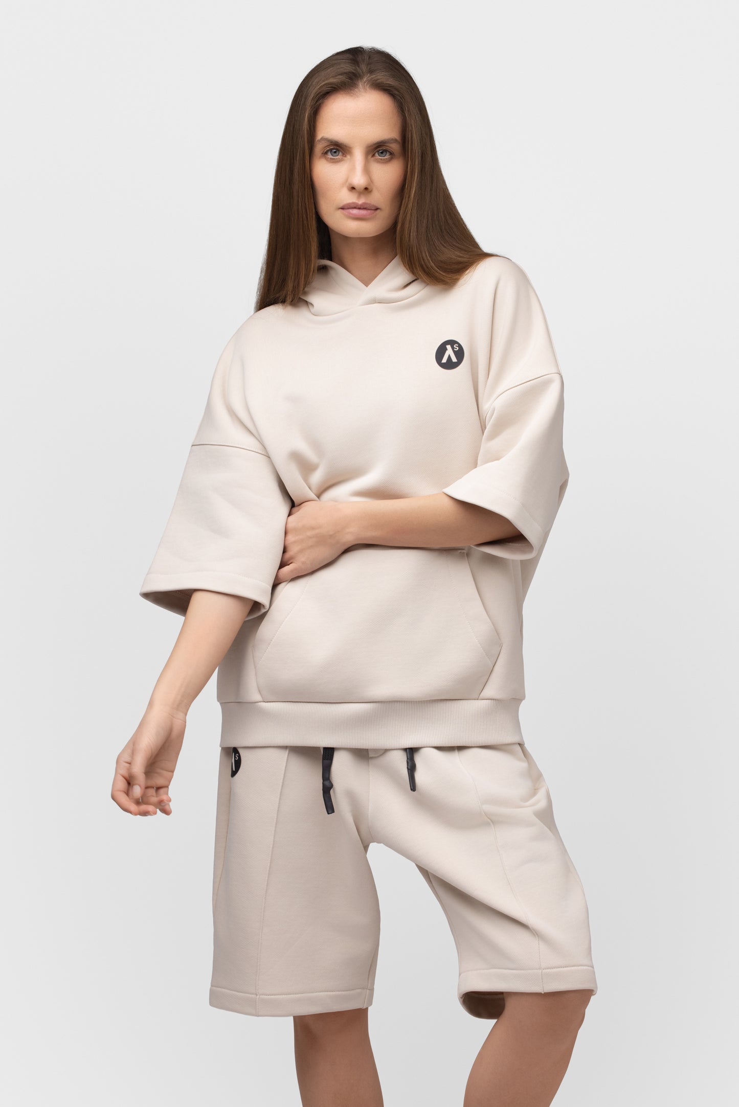 LAISVALAIKIO KOSTIUMAS SU ŠORTAIS IR KAPIŠONU