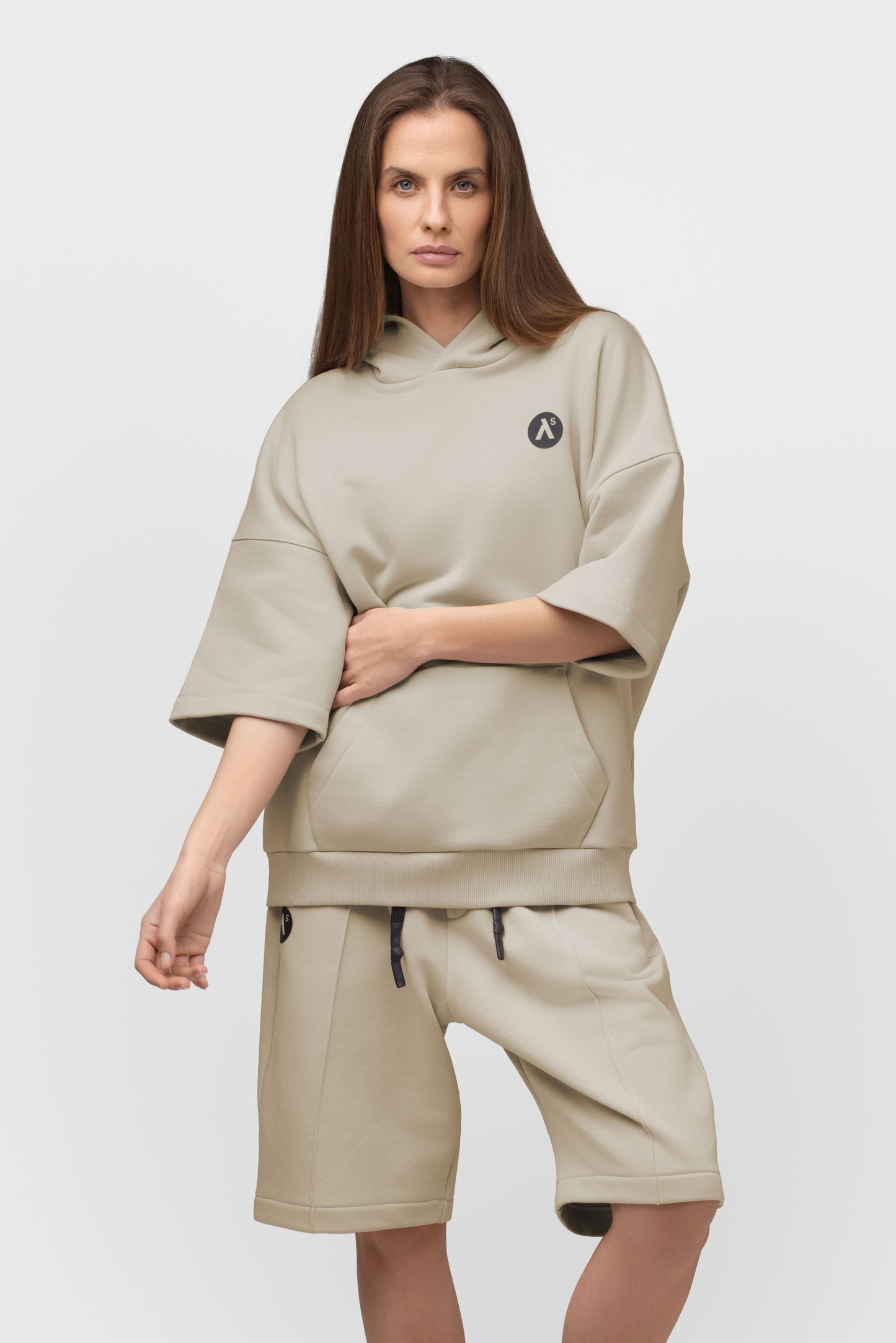 LAISVALAIKIO KOSTIUMAS SU ŠORTAIS IR KAPIŠONU