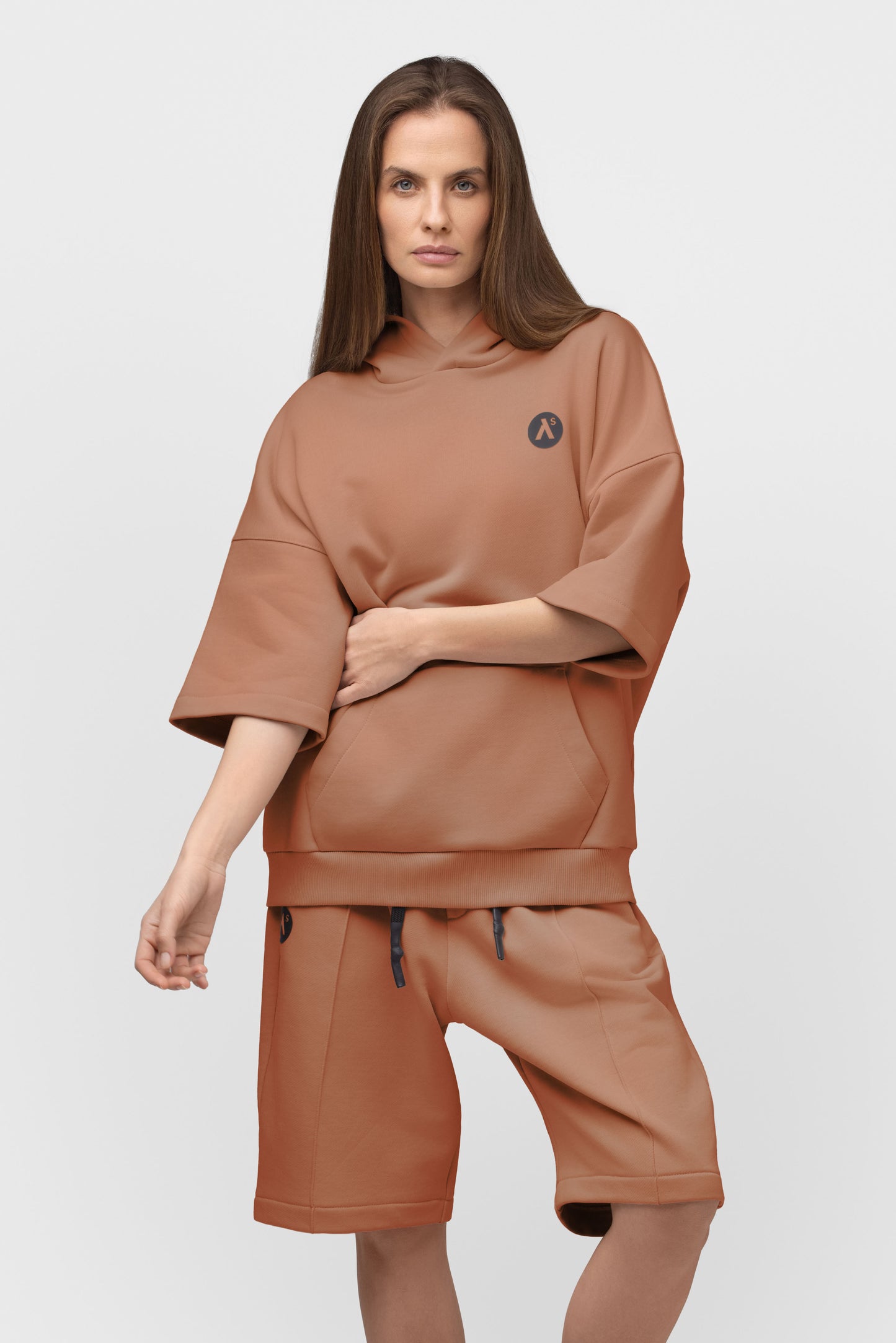 LAISVALAIKIO KOSTIUMAS SU ŠORTAIS IR KAPIŠONU