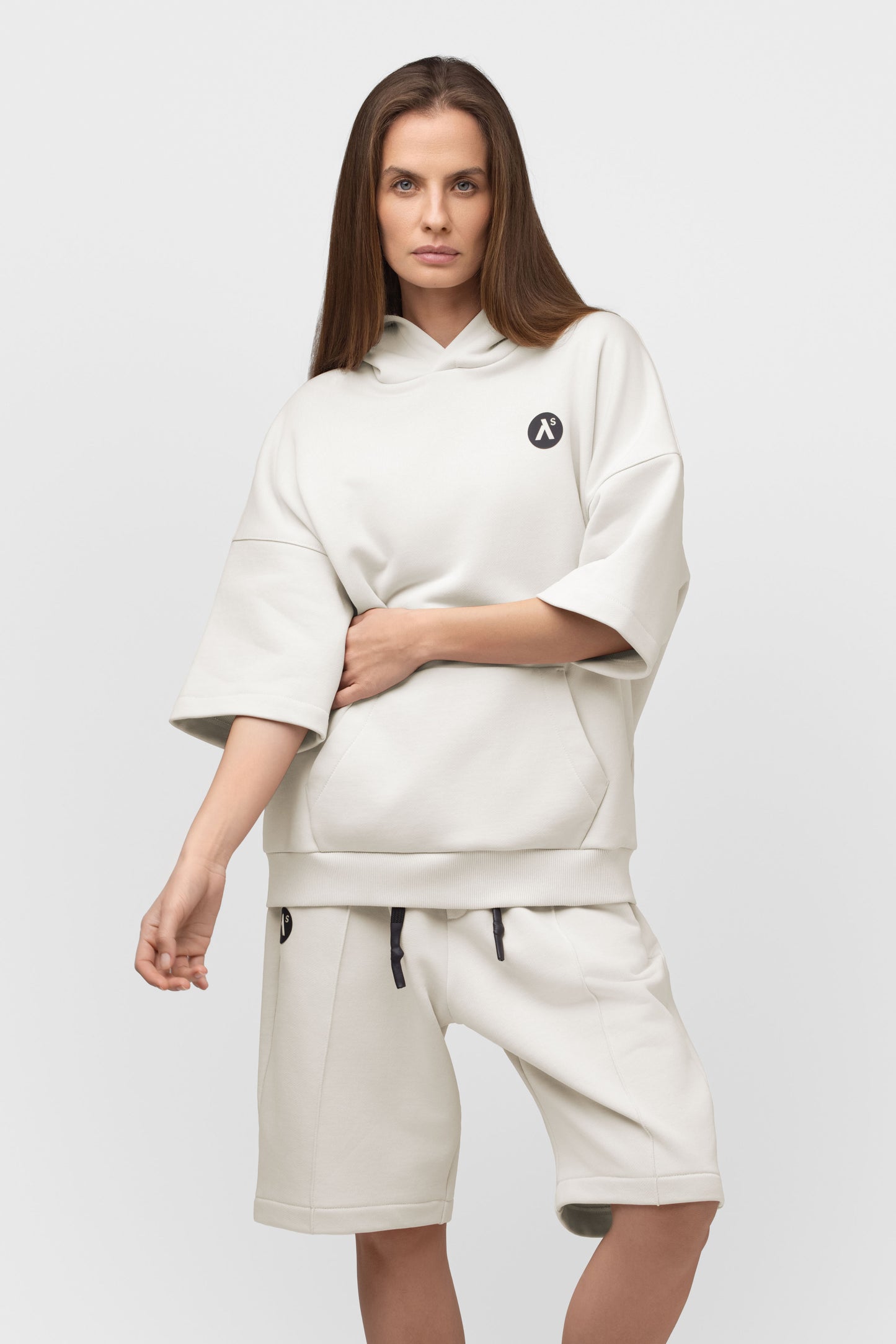 LAISVALAIKIO KOSTIUMAS SU ŠORTAIS IR KAPIŠONU