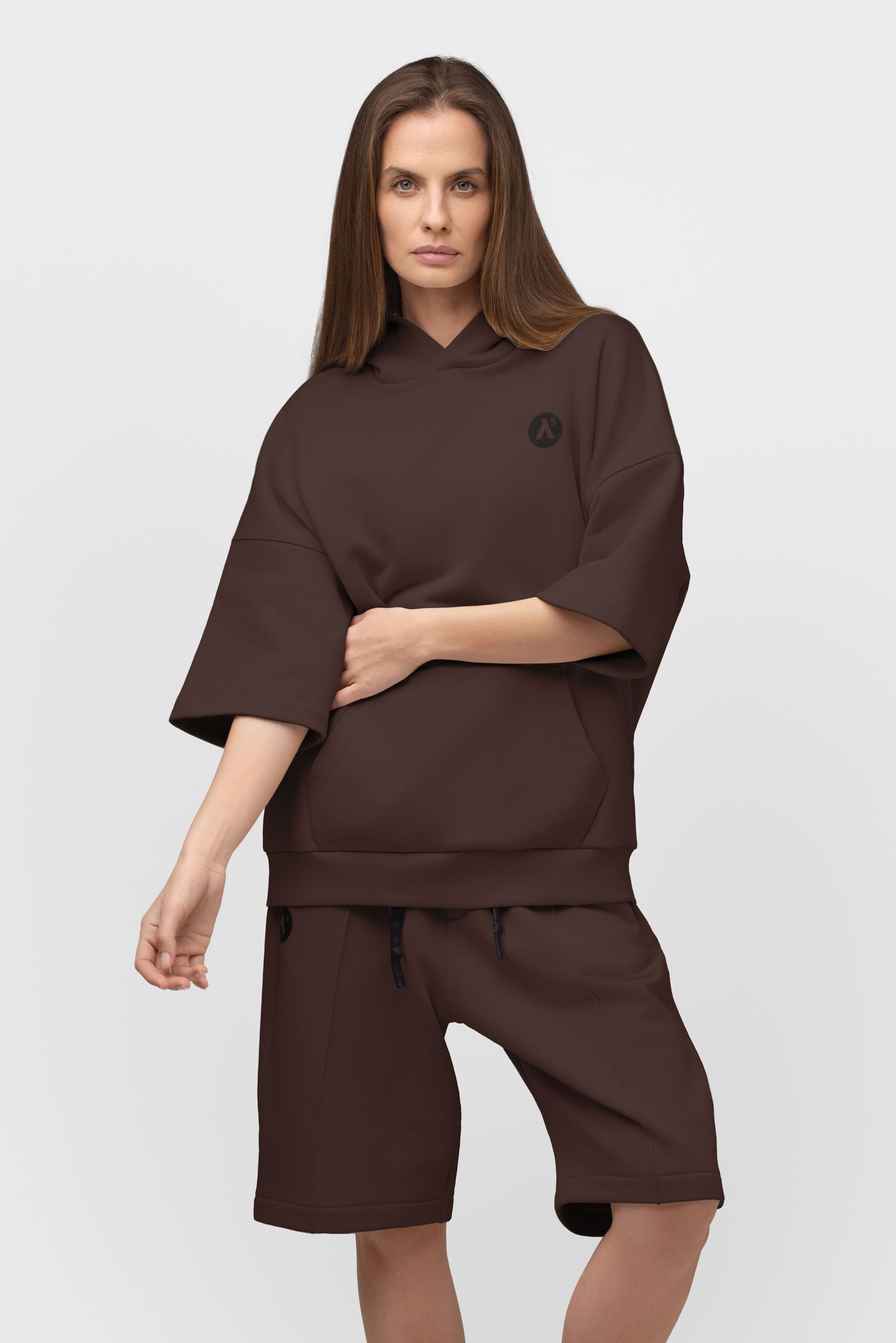 LAISVALAIKIO KOSTIUMAS SU ŠORTAIS IR KAPIŠONU