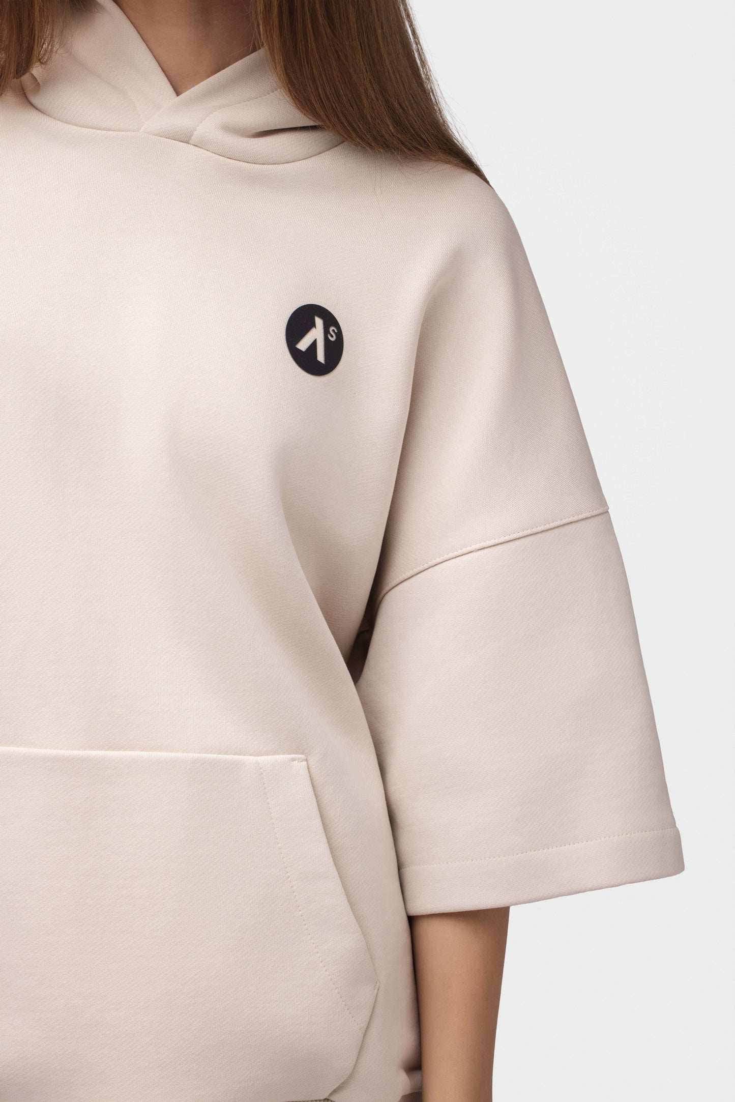 LAISVALAIKIO KOSTIUMAS SU ŠORTAIS IR KAPIŠONU