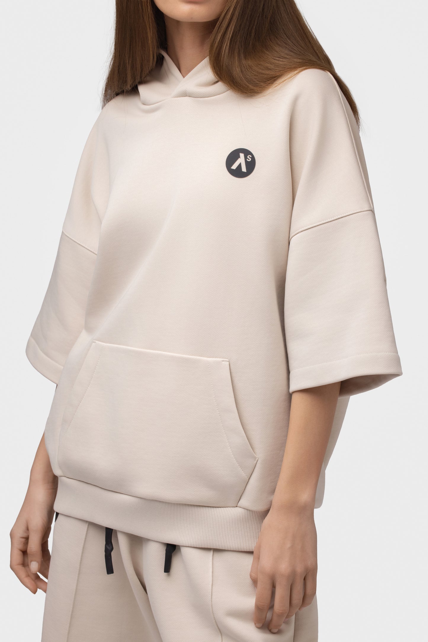 LAISVALAIKIO KOSTIUMAS SU ŠORTAIS IR KAPIŠONU