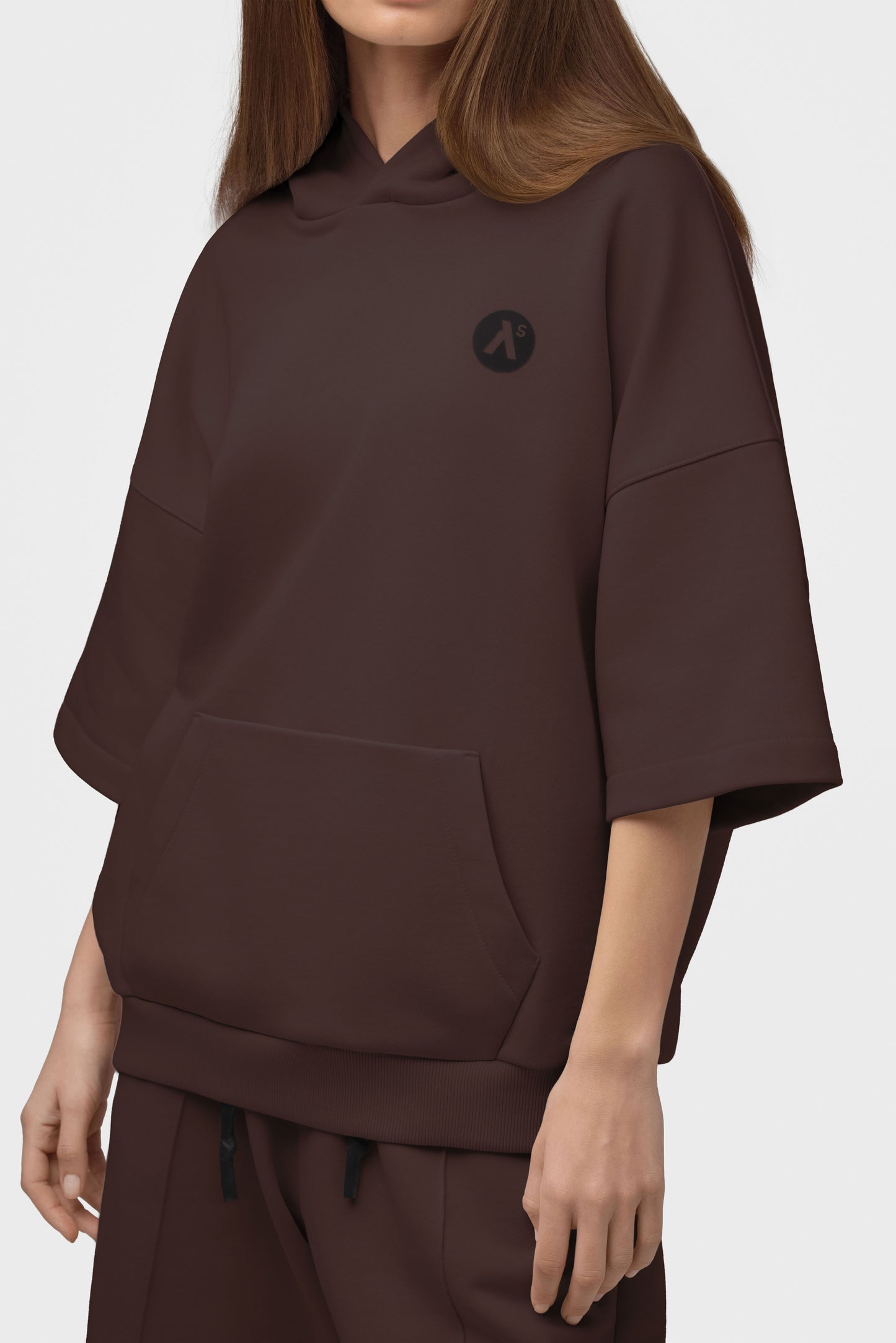 LAISVALAIKIO KOSTIUMAS SU ŠORTAIS IR KAPIŠONU