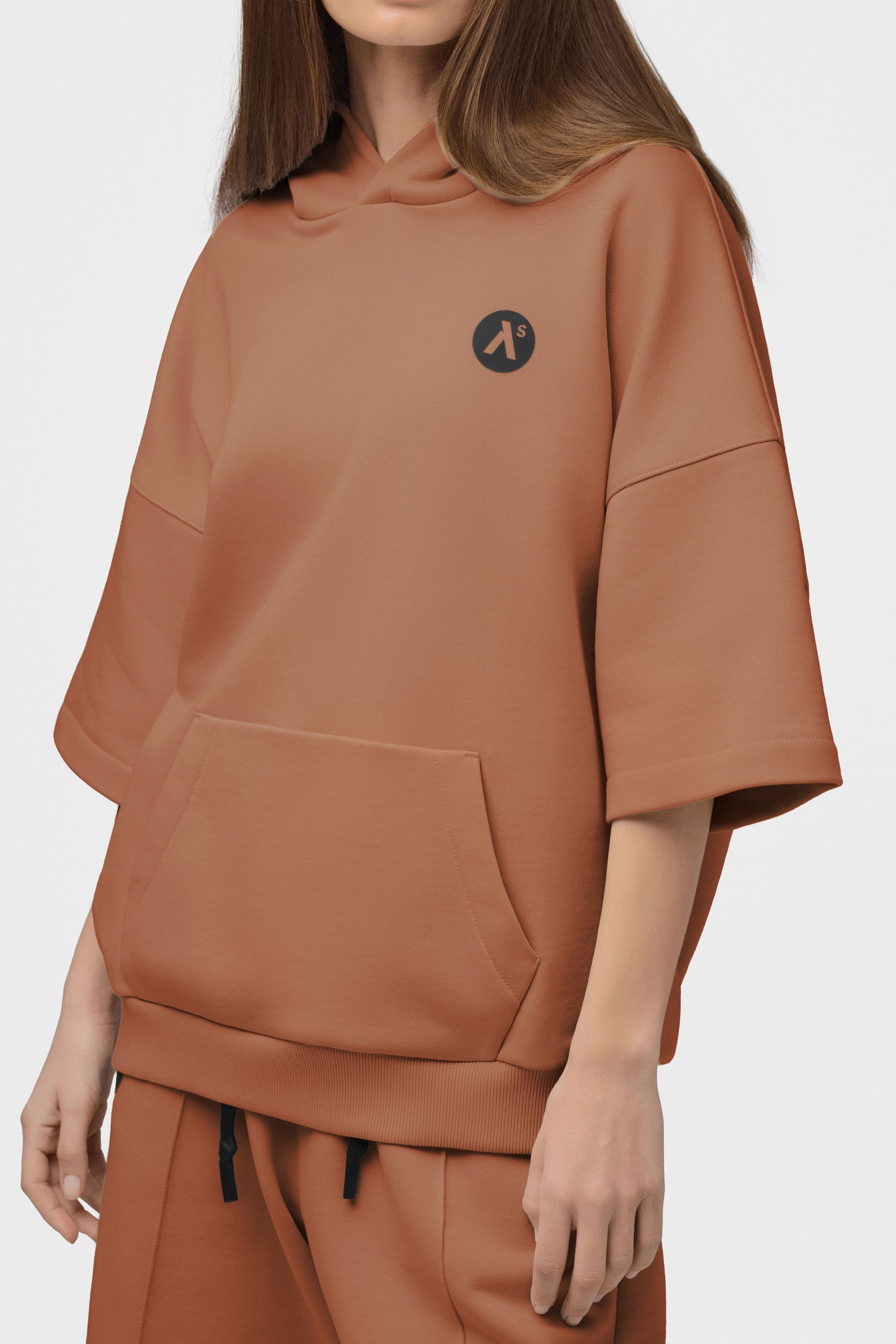 LAISVALAIKIO KOSTIUMAS SU ŠORTAIS IR KAPIŠONU