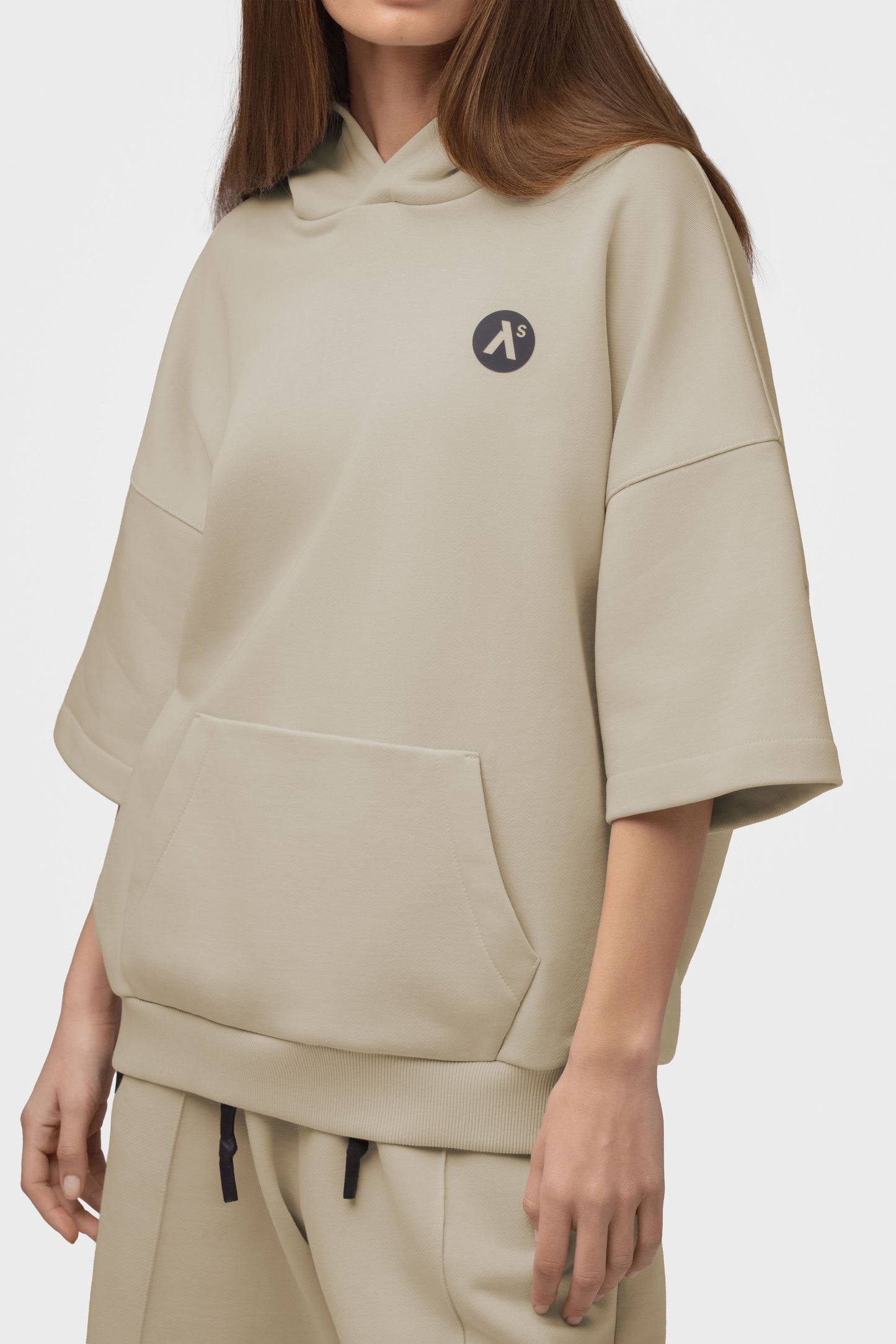 LAISVALAIKIO KOSTIUMAS SU ŠORTAIS IR KAPIŠONU