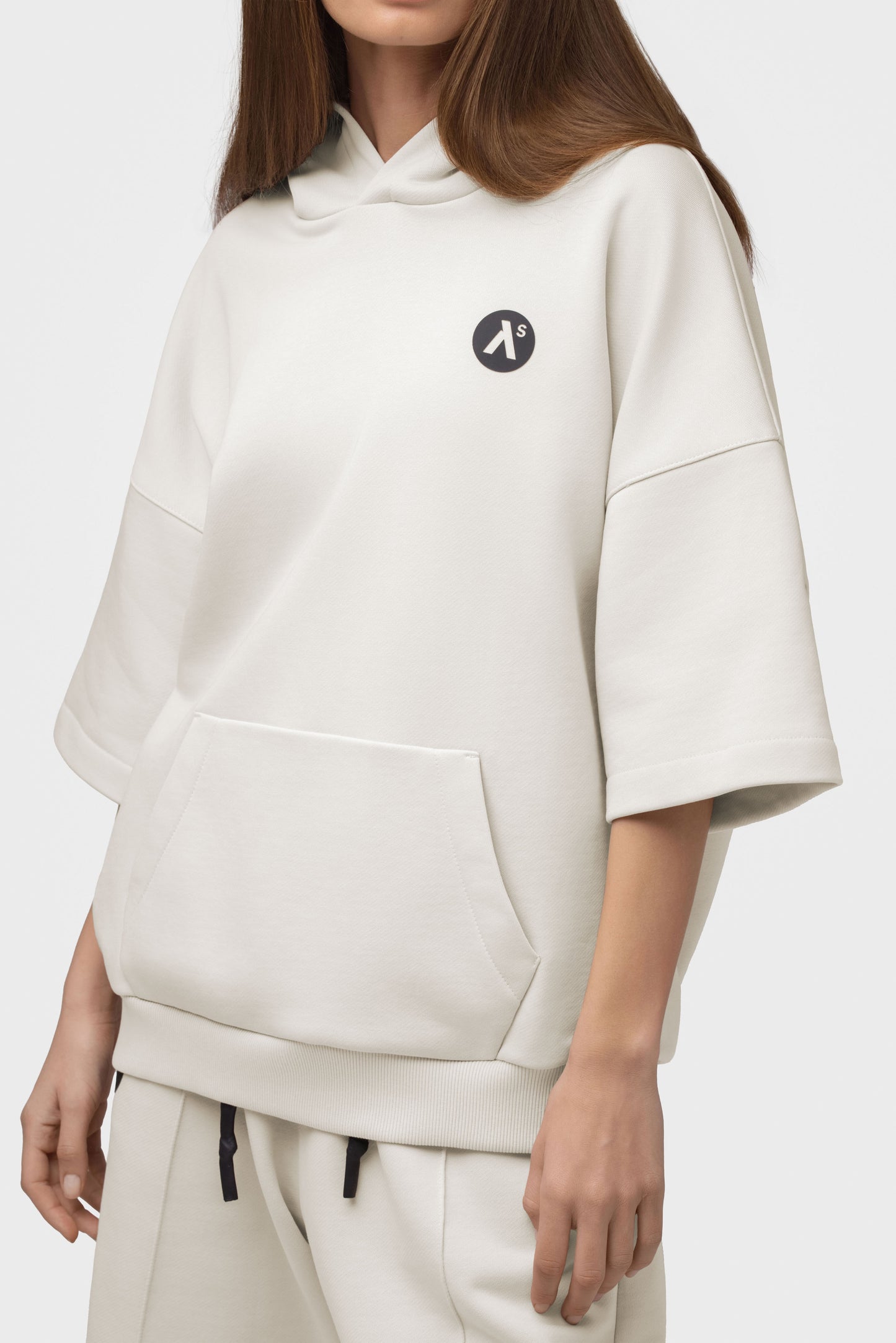 LAISVALAIKIO KOSTIUMAS SU ŠORTAIS IR KAPIŠONU