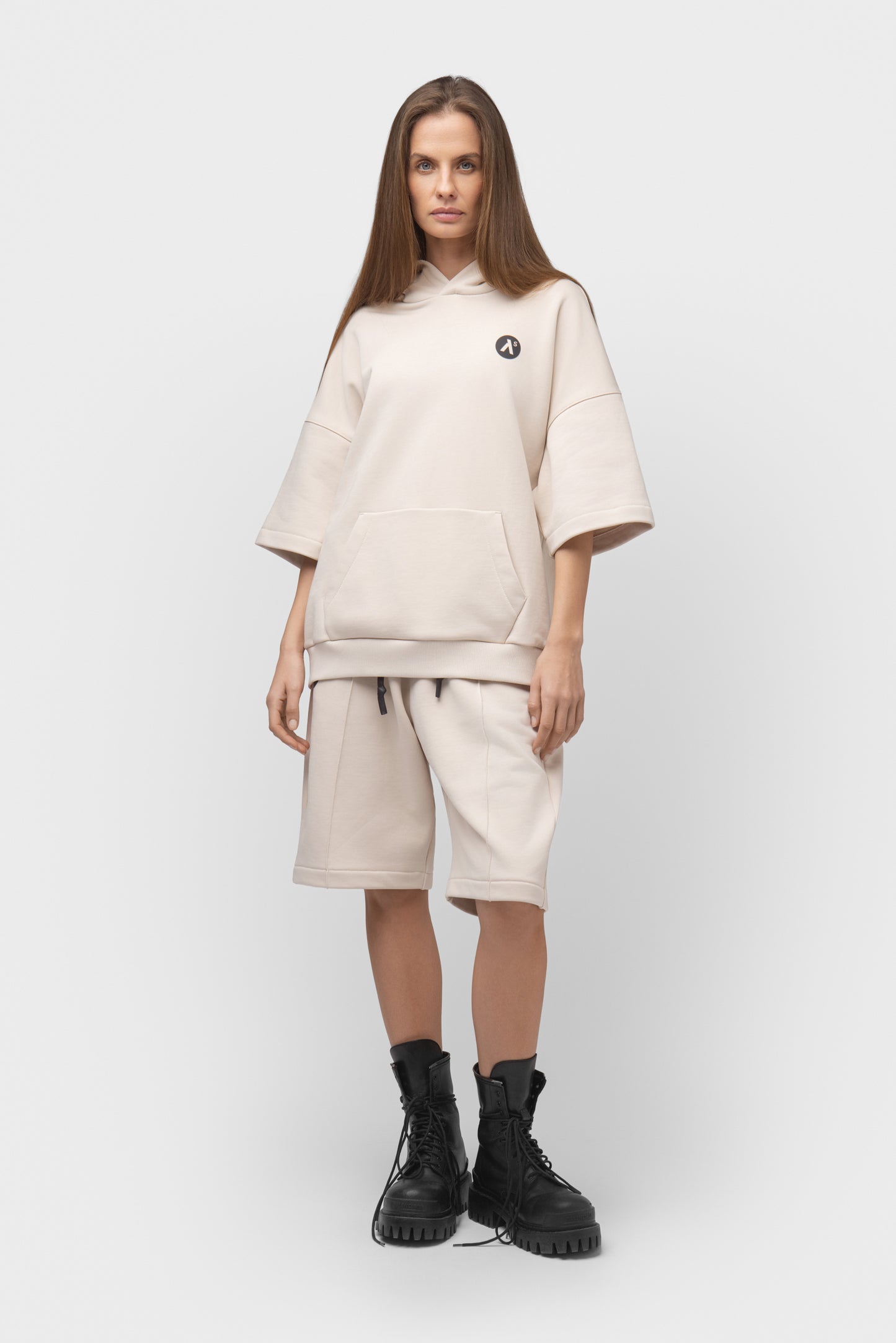 LAISVALAIKIO KOSTIUMAS SU ŠORTAIS IR KAPIŠONU