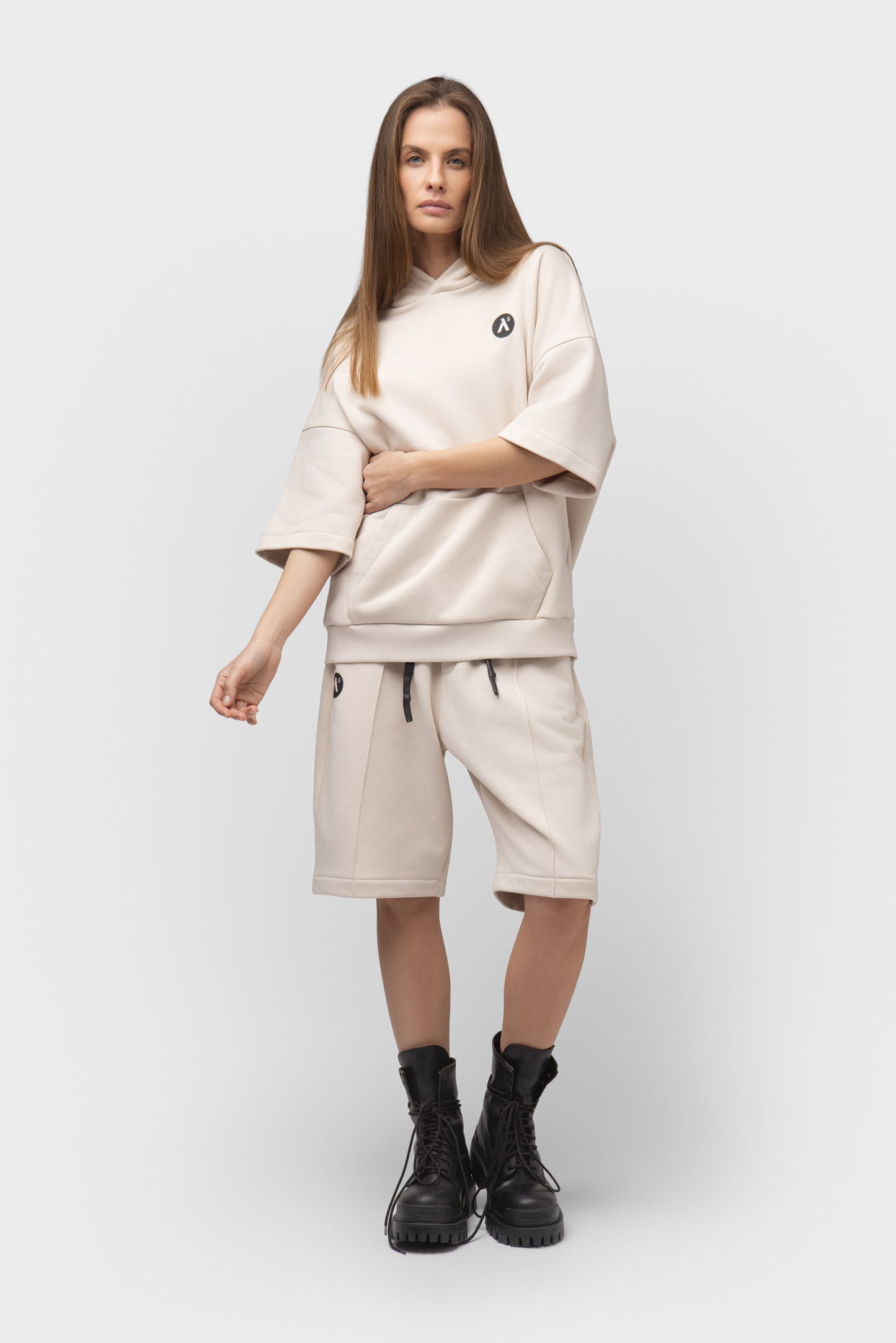 LAISVALAIKIO KOSTIUMAS SU ŠORTAIS IR KAPIŠONU