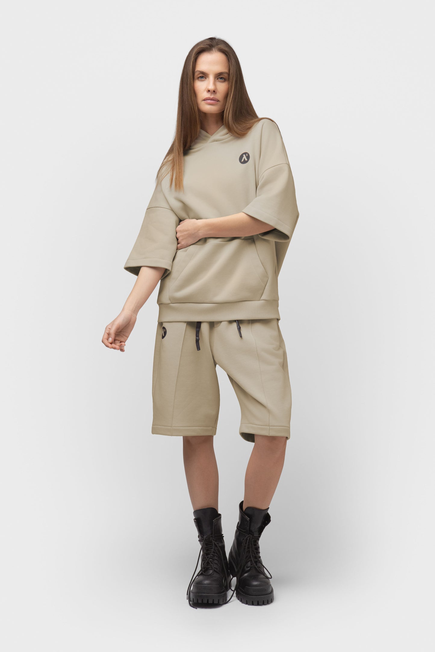 LAISVALAIKIO KOSTIUMAS SU ŠORTAIS IR KAPIŠONU