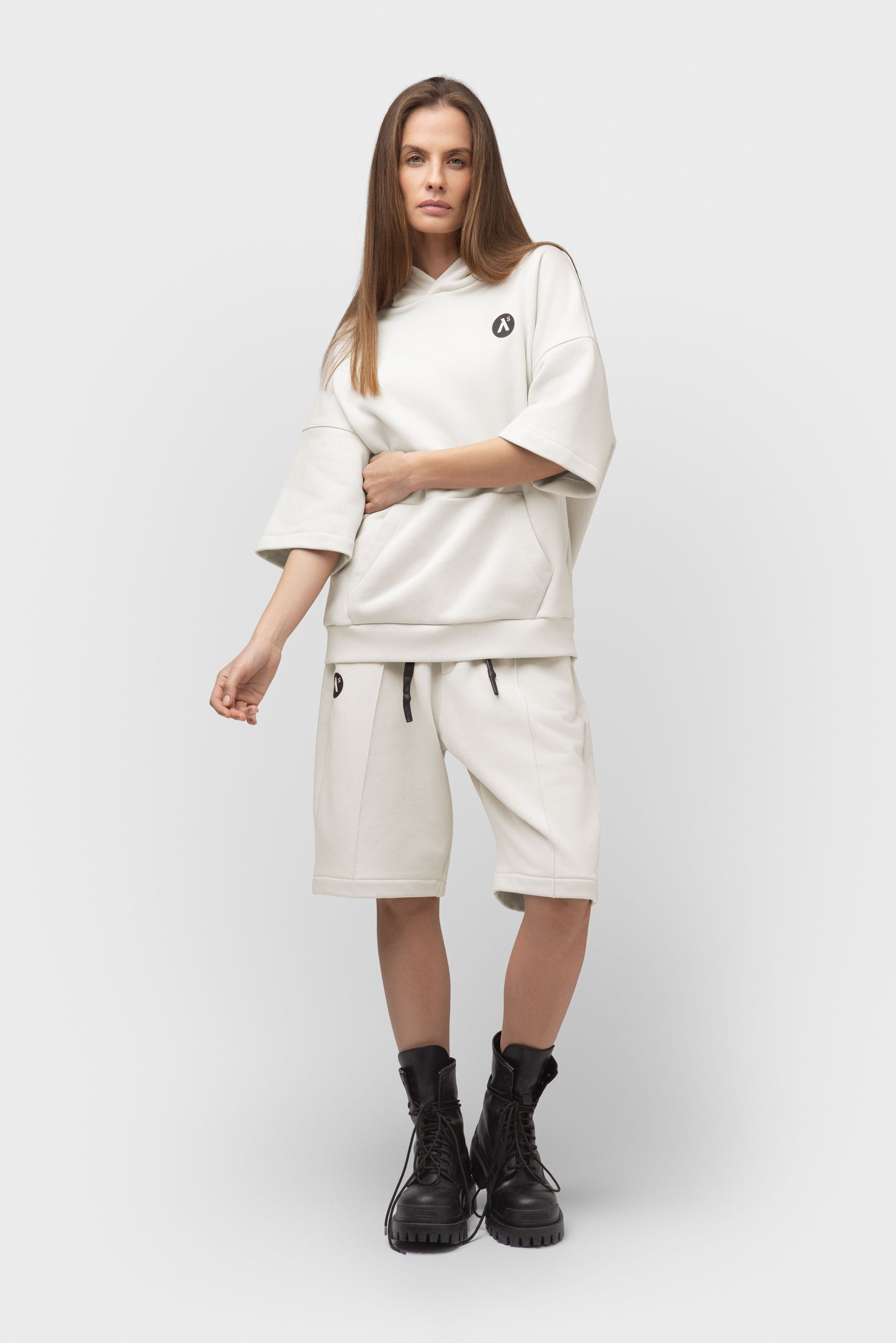 LAISVALAIKIO KOSTIUMAS SU ŠORTAIS IR KAPIŠONU