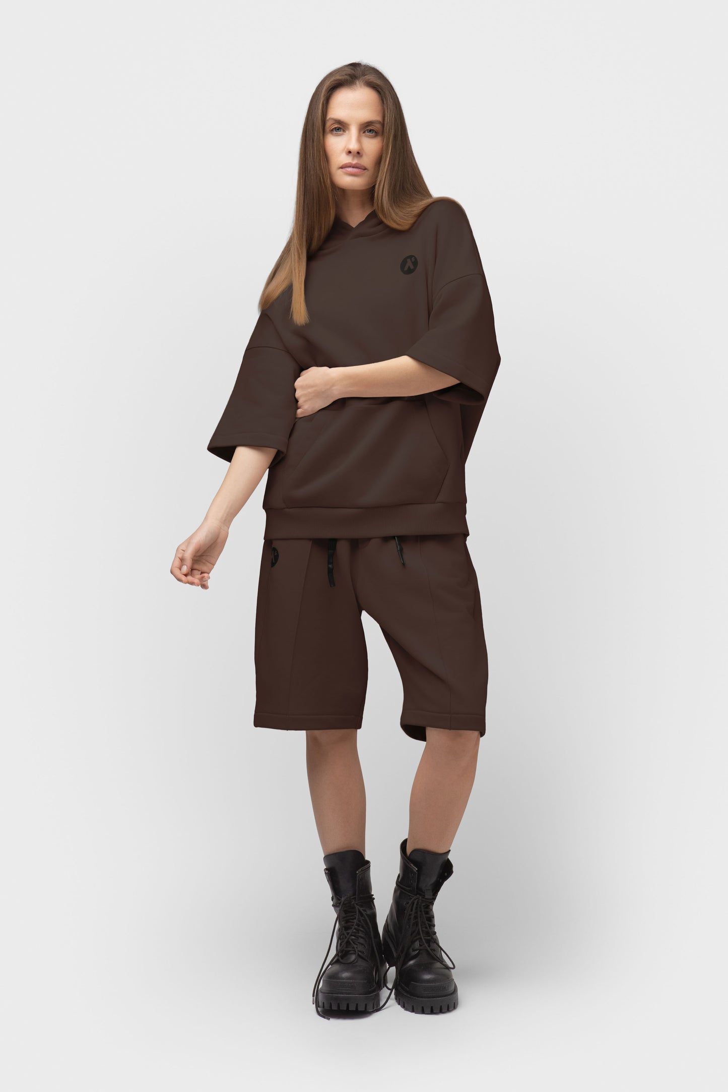 LAISVALAIKIO KOSTIUMAS SU ŠORTAIS IR KAPIŠONU