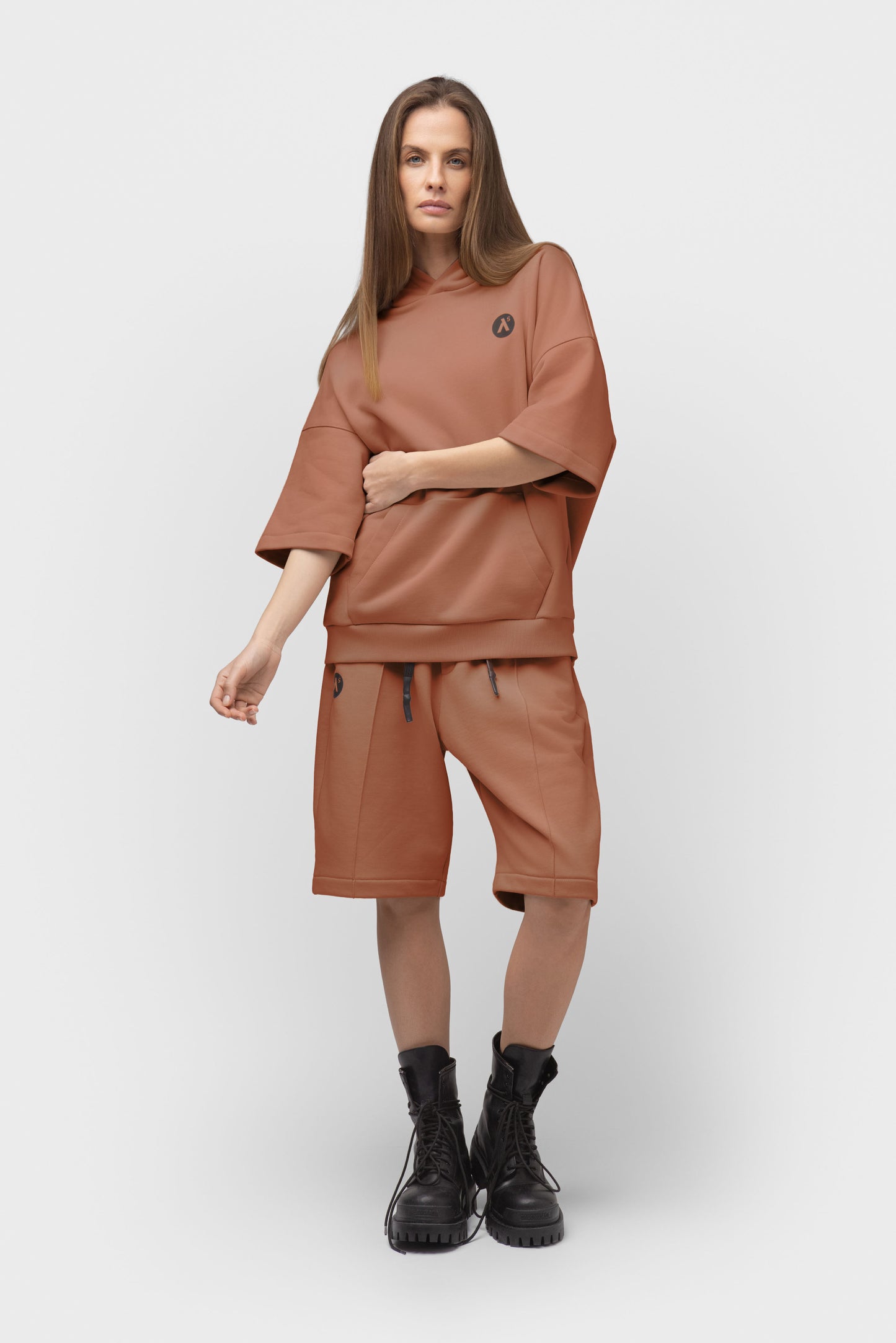 LAISVALAIKIO KOSTIUMAS SU ŠORTAIS IR KAPIŠONU