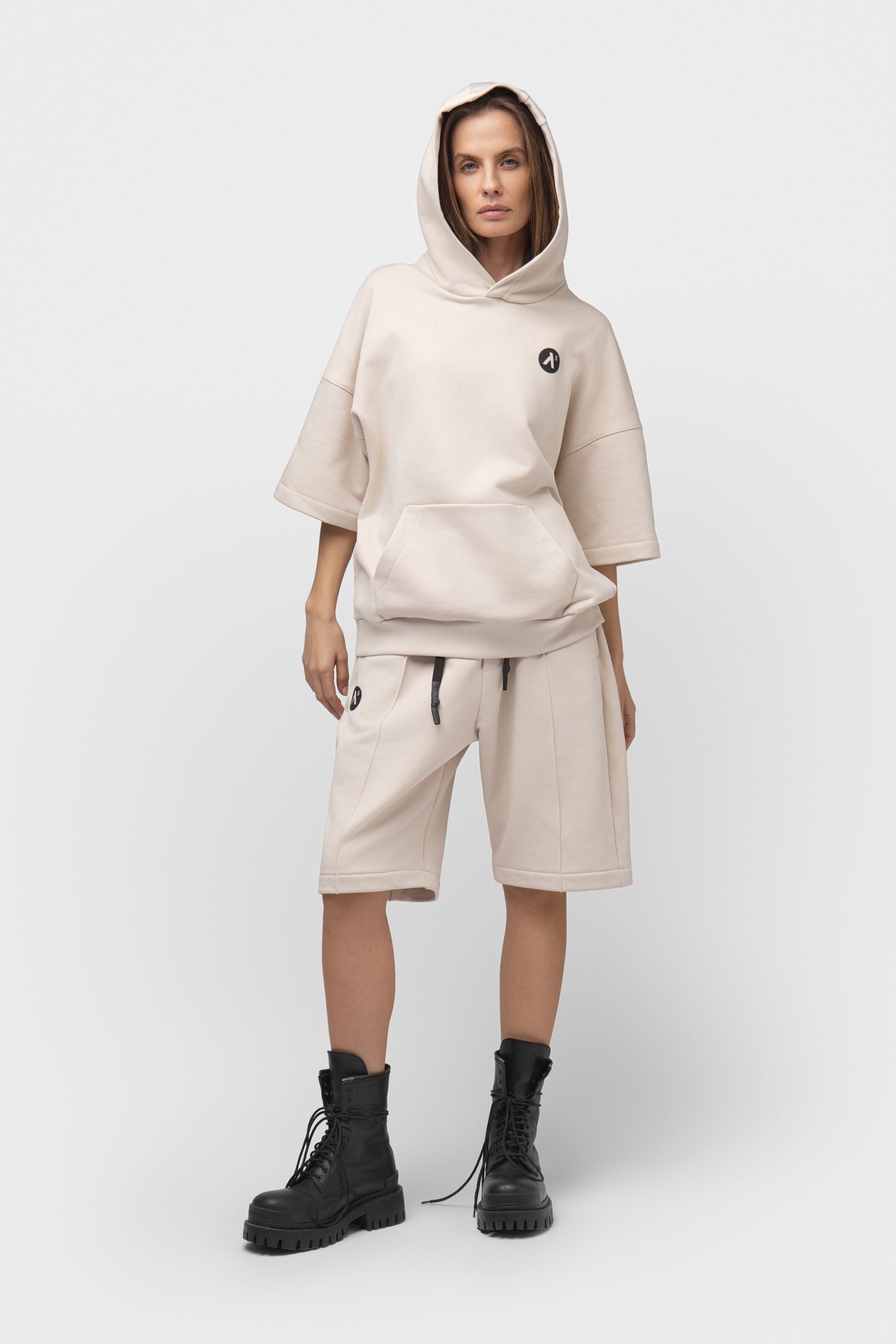 LAISVALAIKIO KOSTIUMAS SU ŠORTAIS IR KAPIŠONU