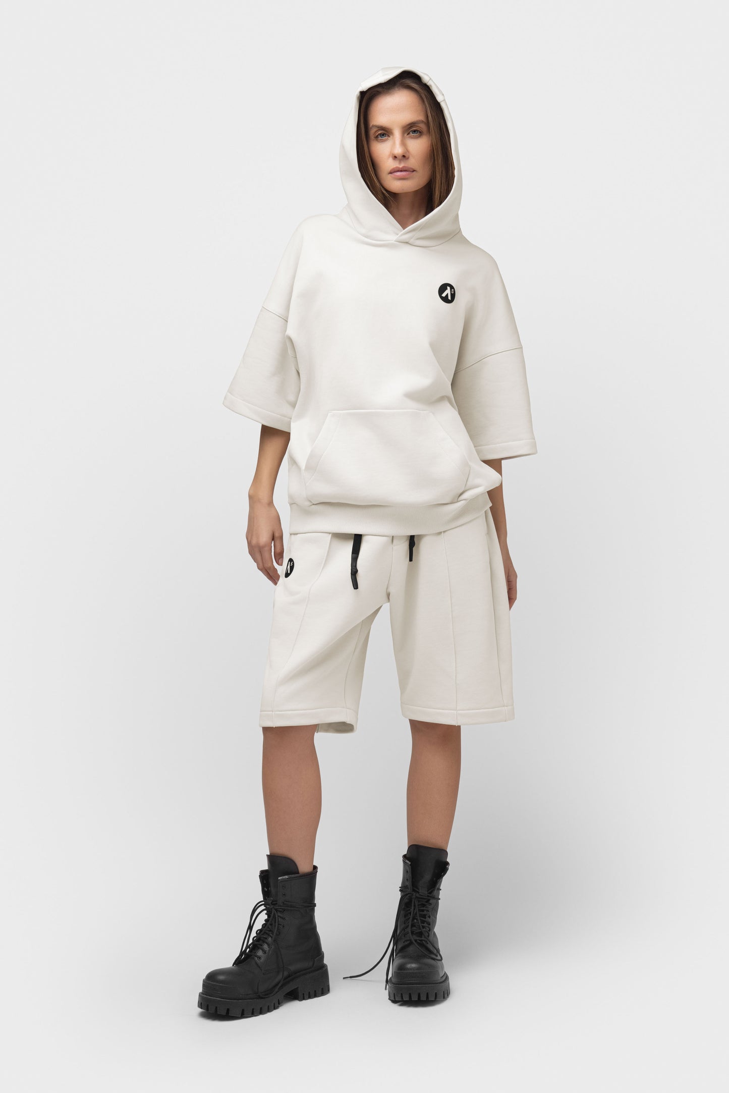 LAISVALAIKIO KOSTIUMAS SU ŠORTAIS IR KAPIŠONU