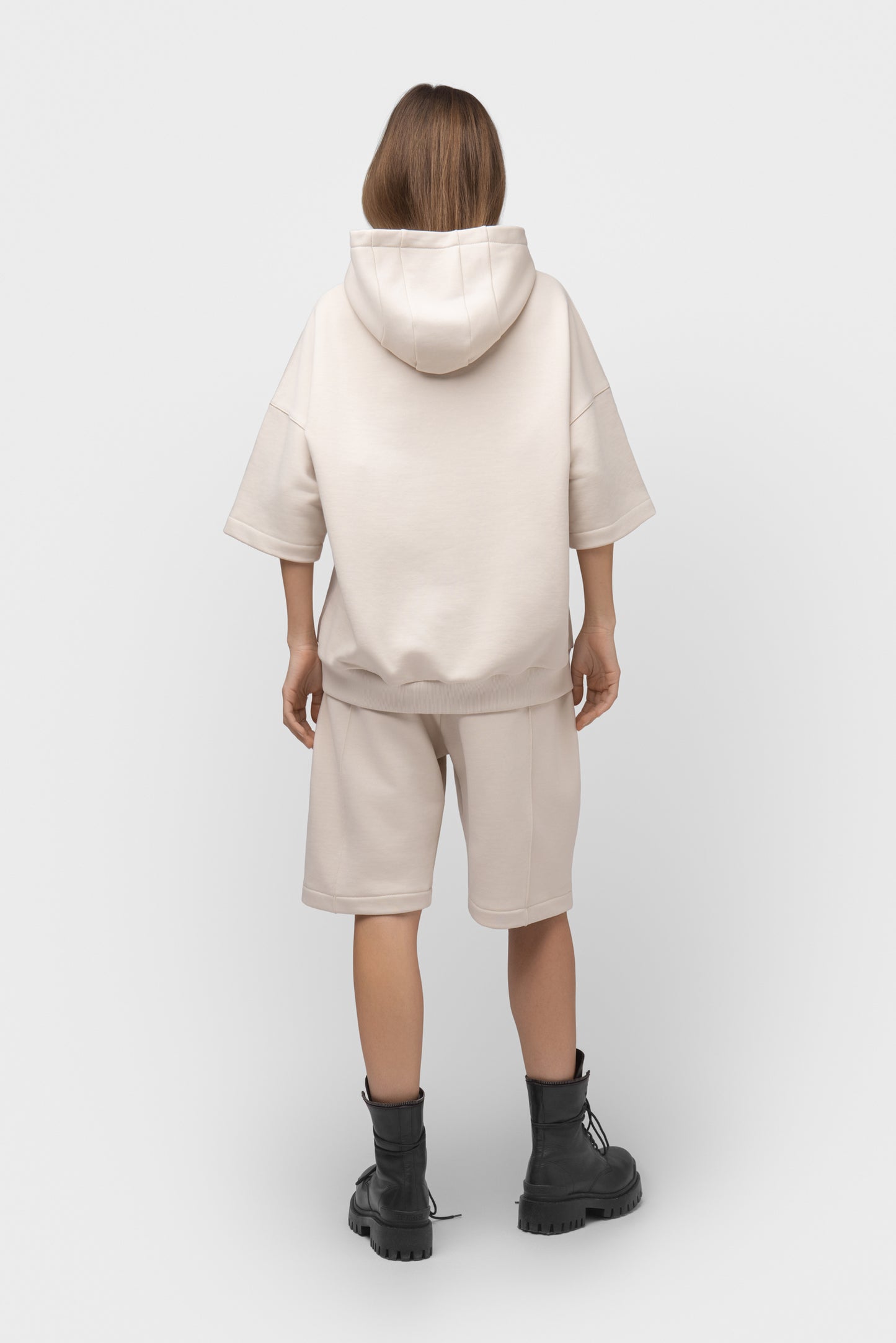 LAISVALAIKIO KOSTIUMAS SU ŠORTAIS IR KAPIŠONU