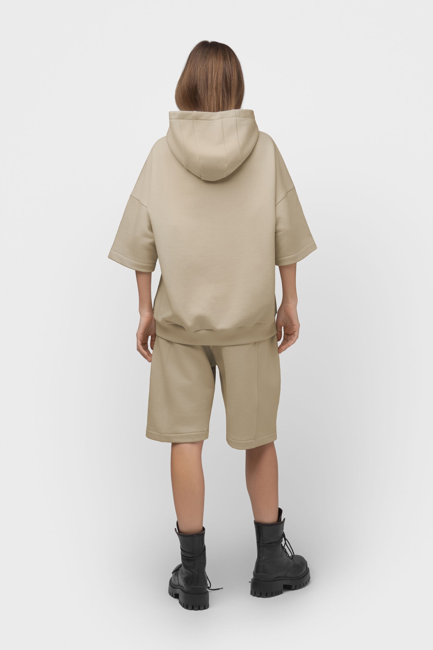 LAISVALAIKIO KOSTIUMAS SU ŠORTAIS IR KAPIŠONU