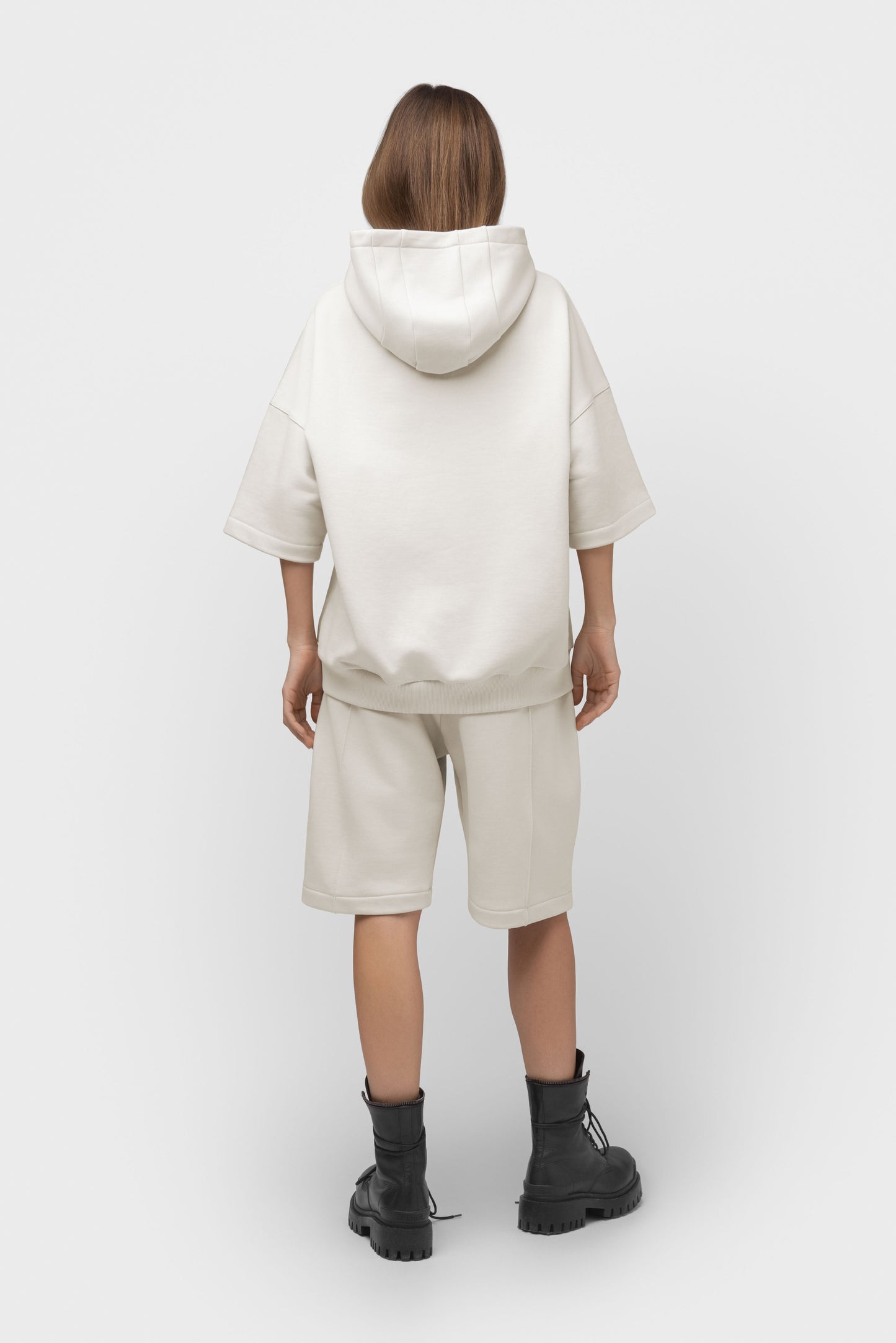 LAISVALAIKIO KOSTIUMAS SU ŠORTAIS IR KAPIŠONU