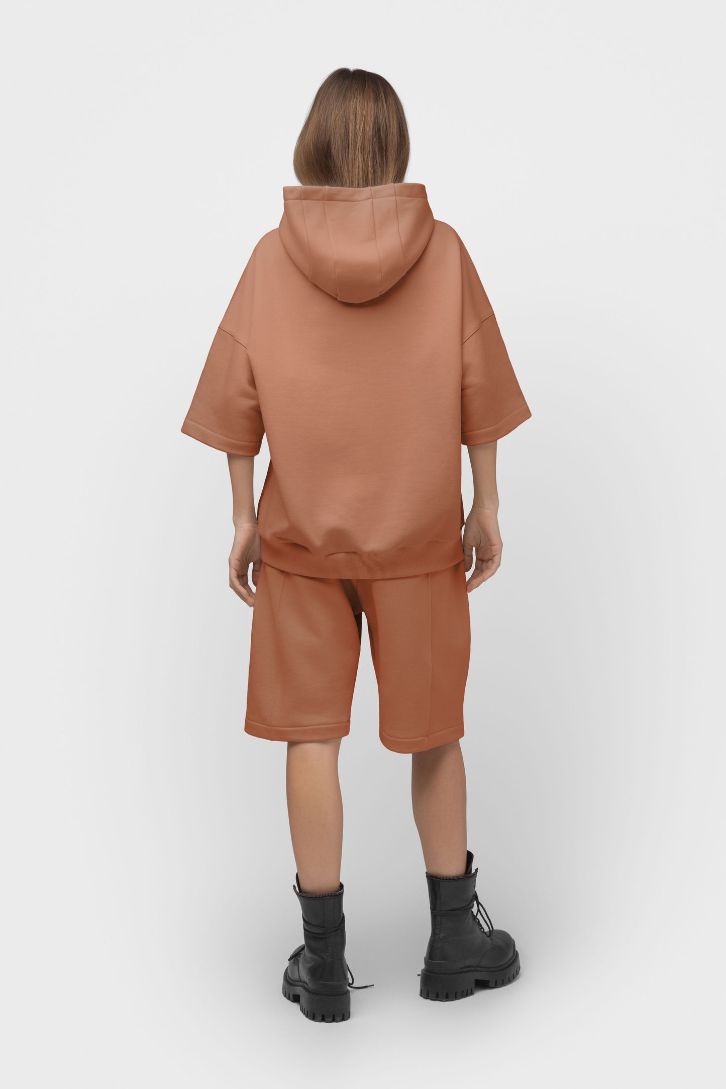 LAISVALAIKIO KOSTIUMAS SU ŠORTAIS IR KAPIŠONU