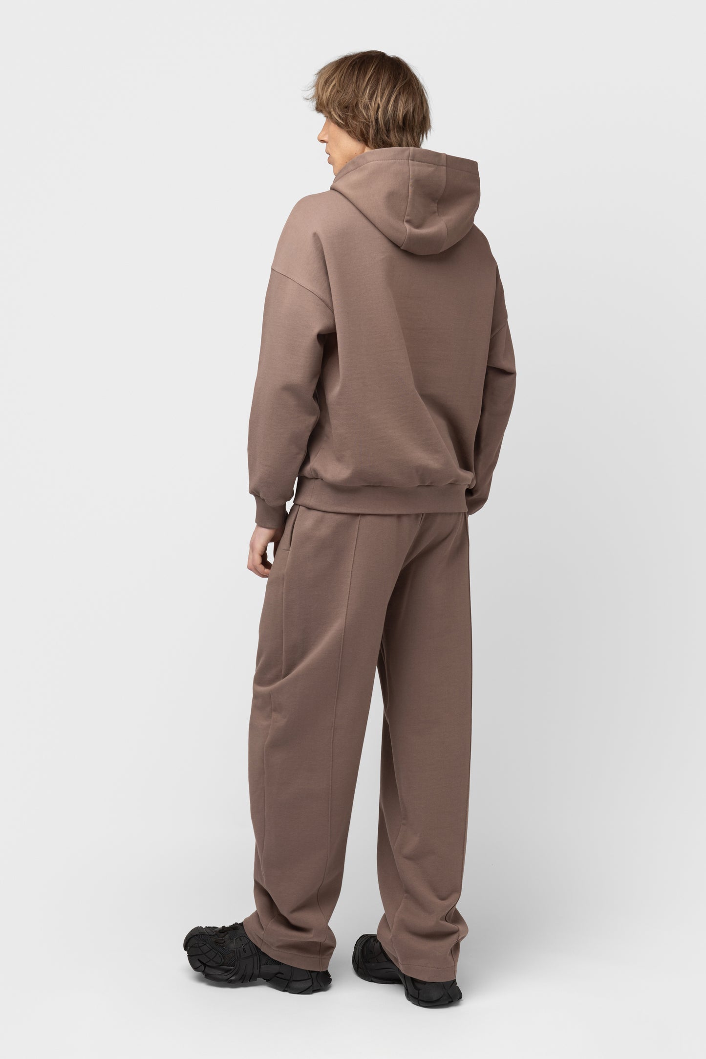 OVERSIZED LAISVALAIKIO KOSTIUMAS BE PŪKO