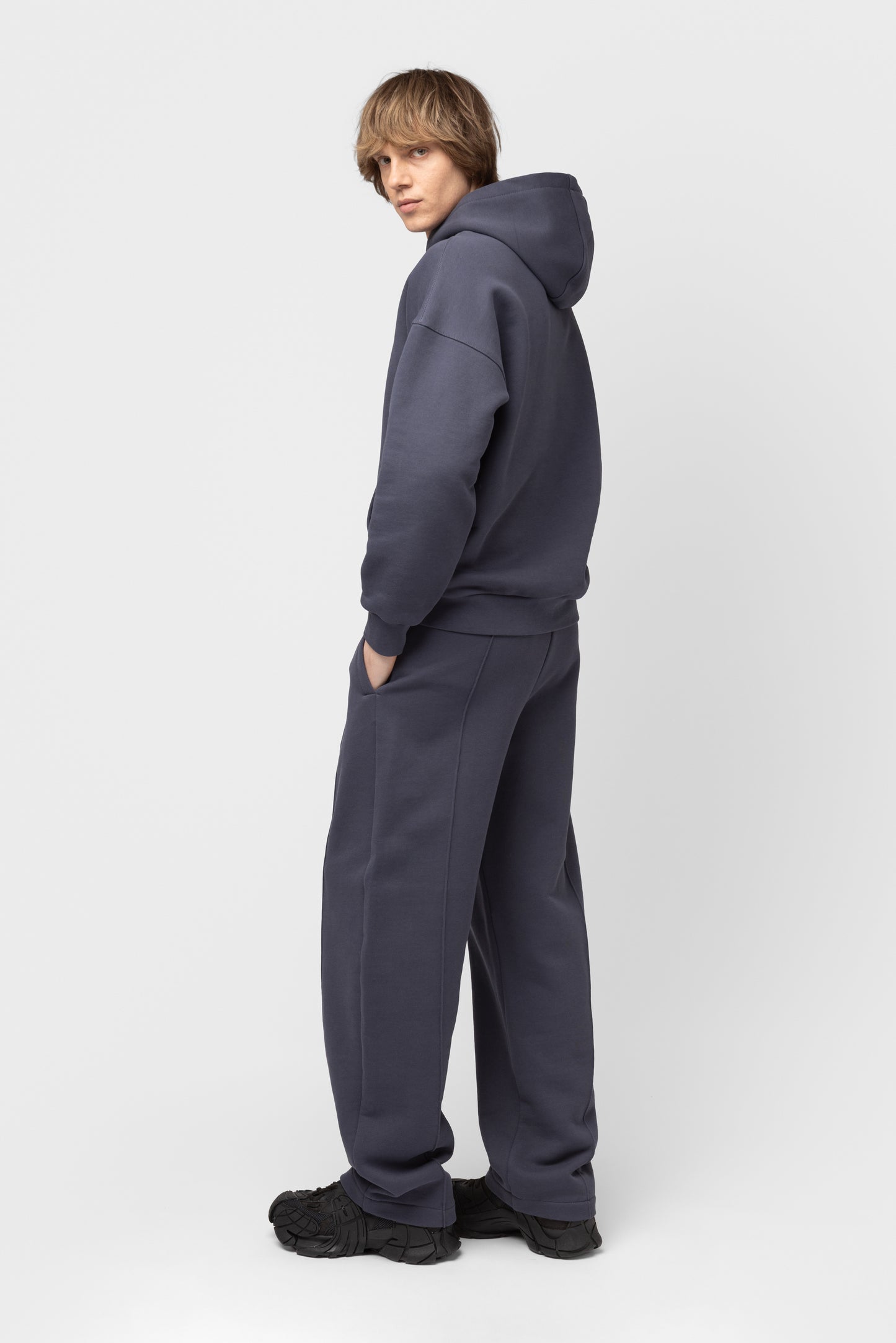 OVERSIZED LAISVALAIKIO KOSTIUMAS BE PŪKO