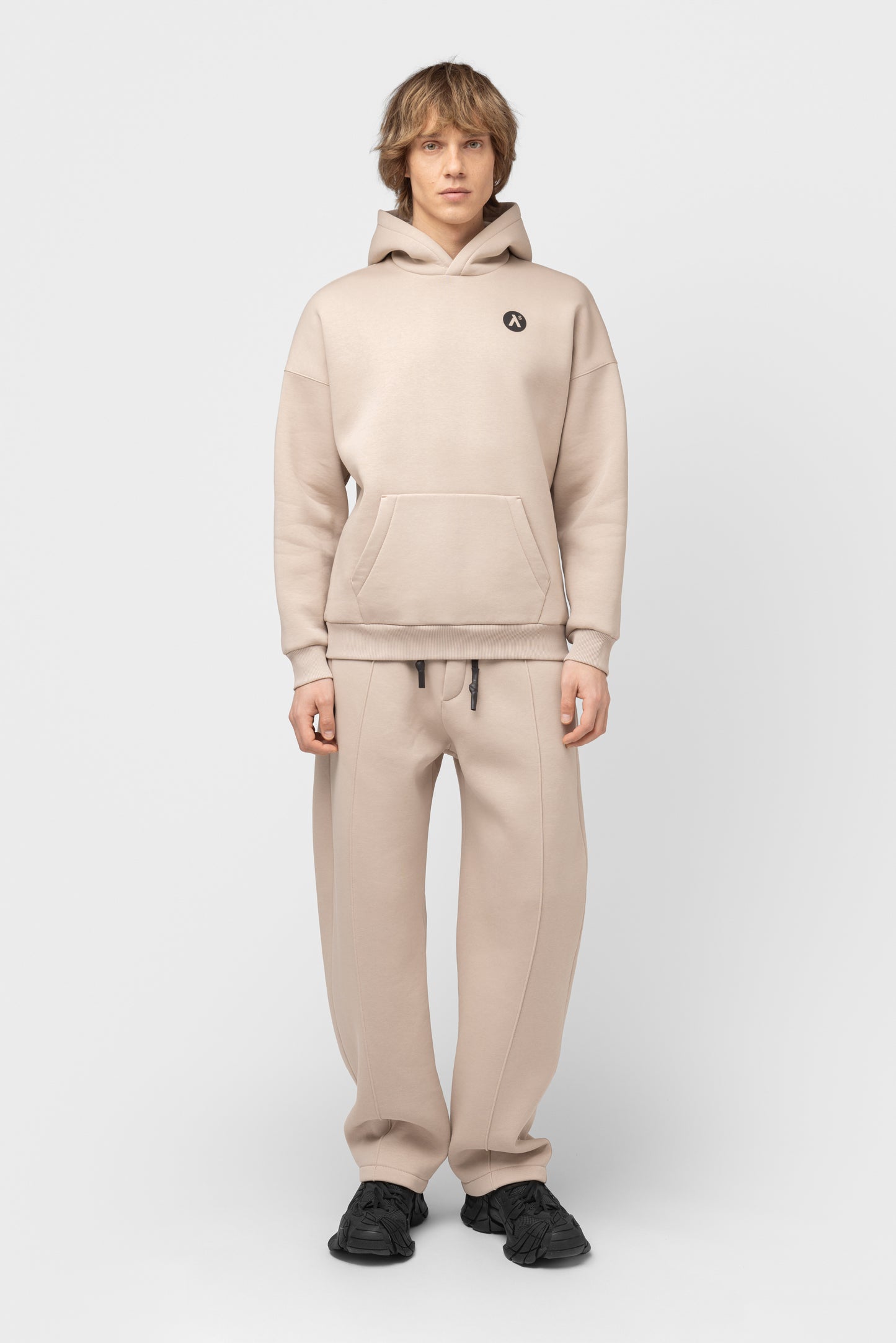 OVERSIZED LAISVALAIKIO KOSTIUMAS SU PŪKU