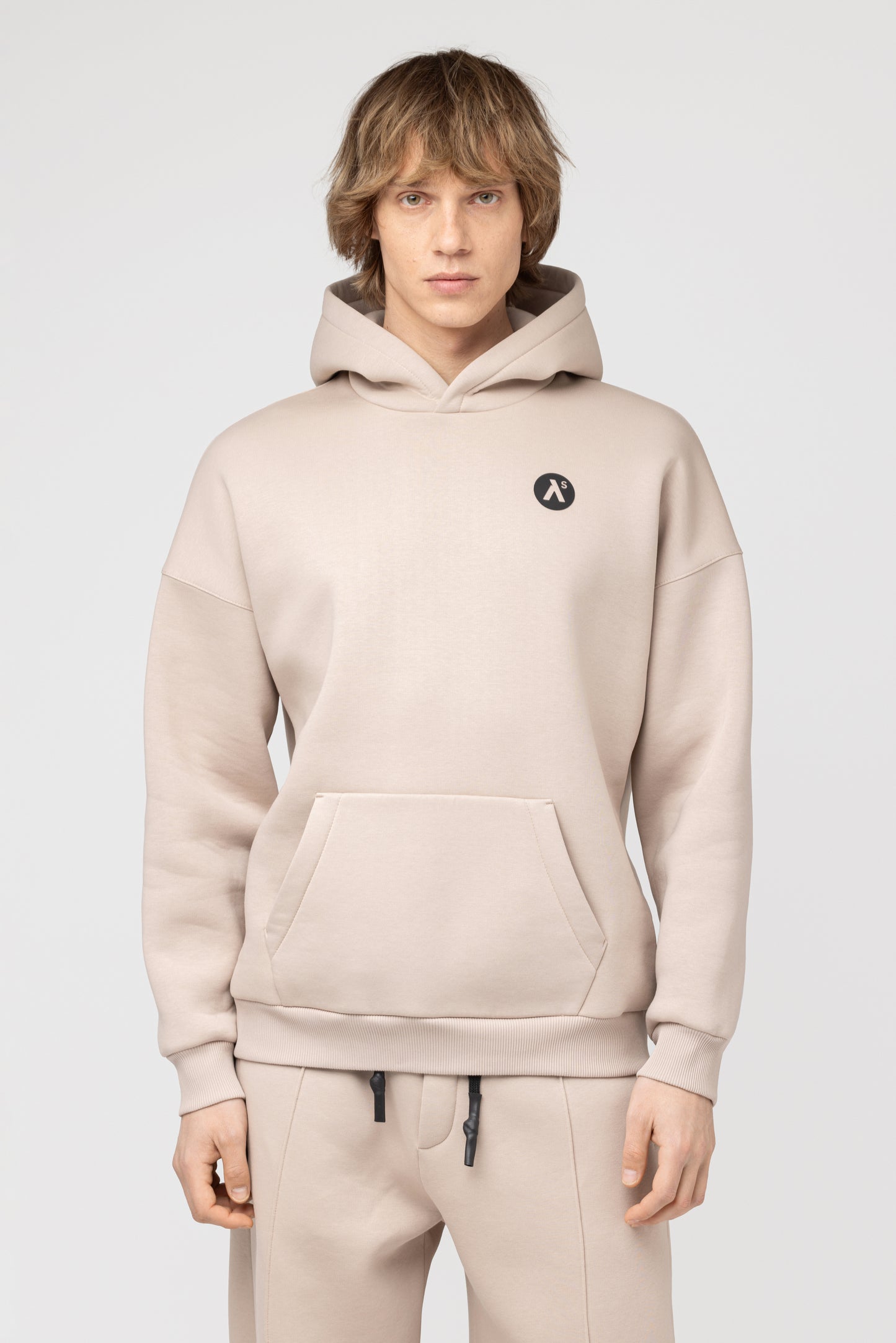 OVERSIZED LAISVALAIKIO KOSTIUMAS SU PŪKU