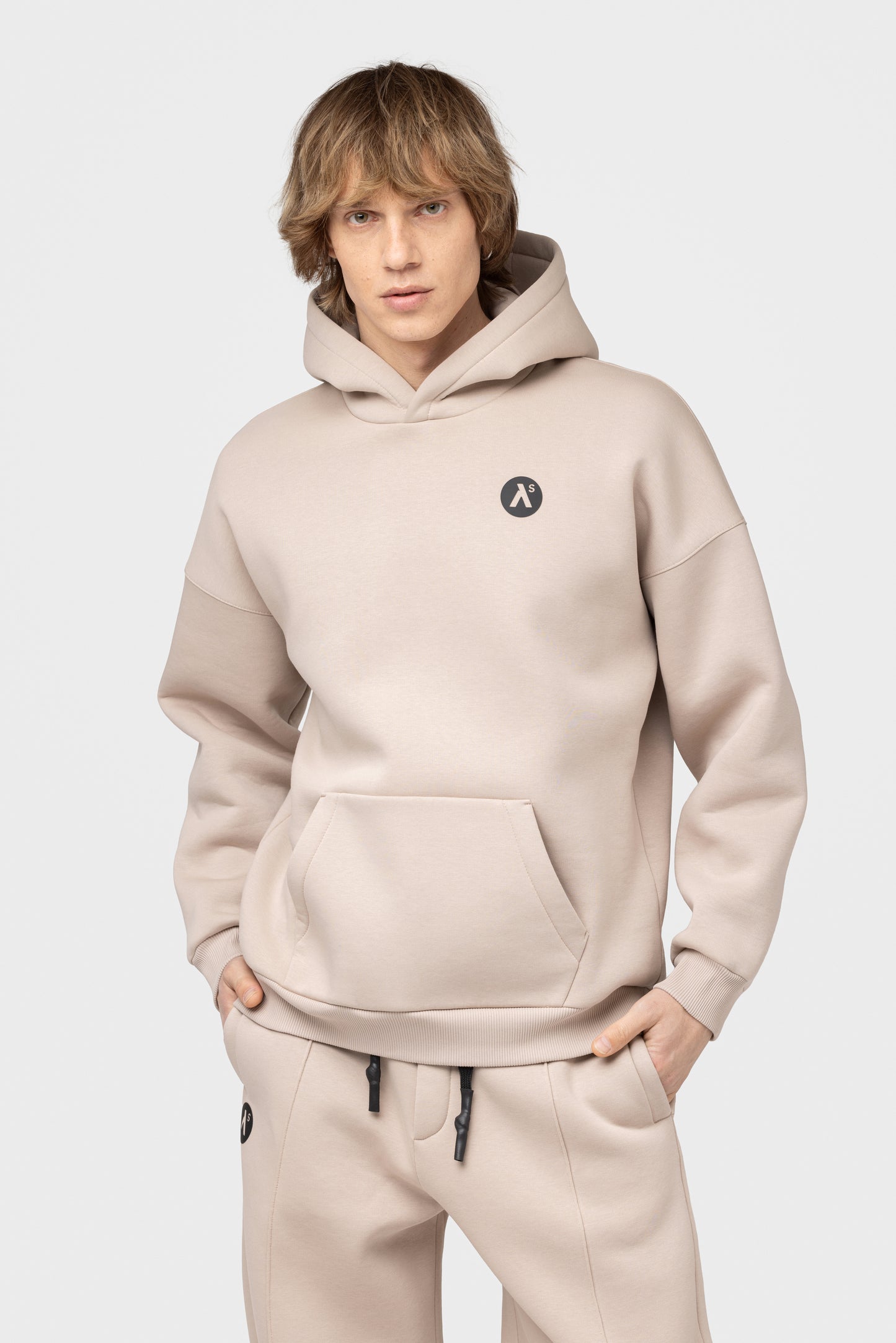 OVERSIZED LAISVALAIKIO KOSTIUMAS SU PŪKU
