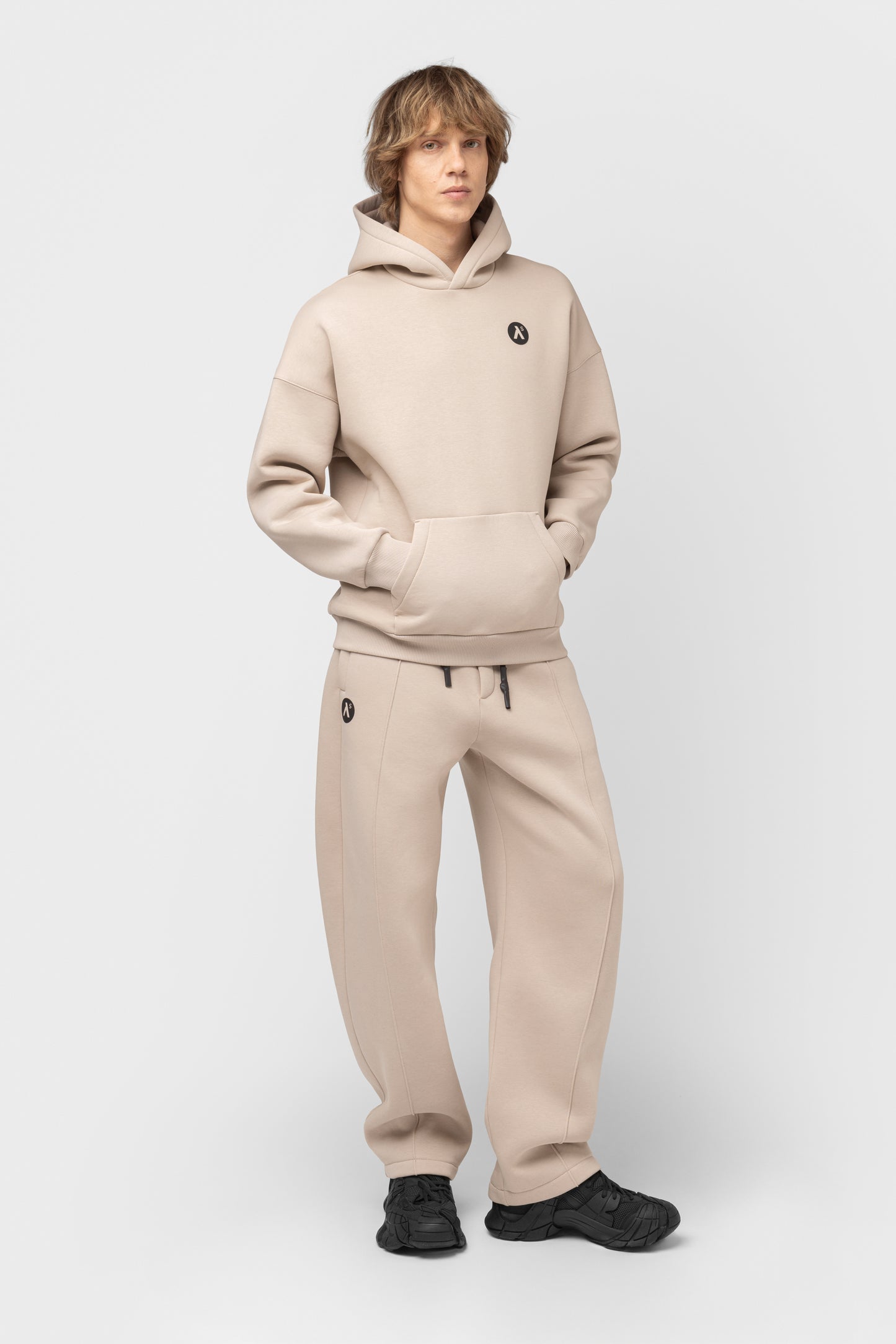 OVERSIZED LAISVALAIKIO KOSTIUMAS SU PŪKU