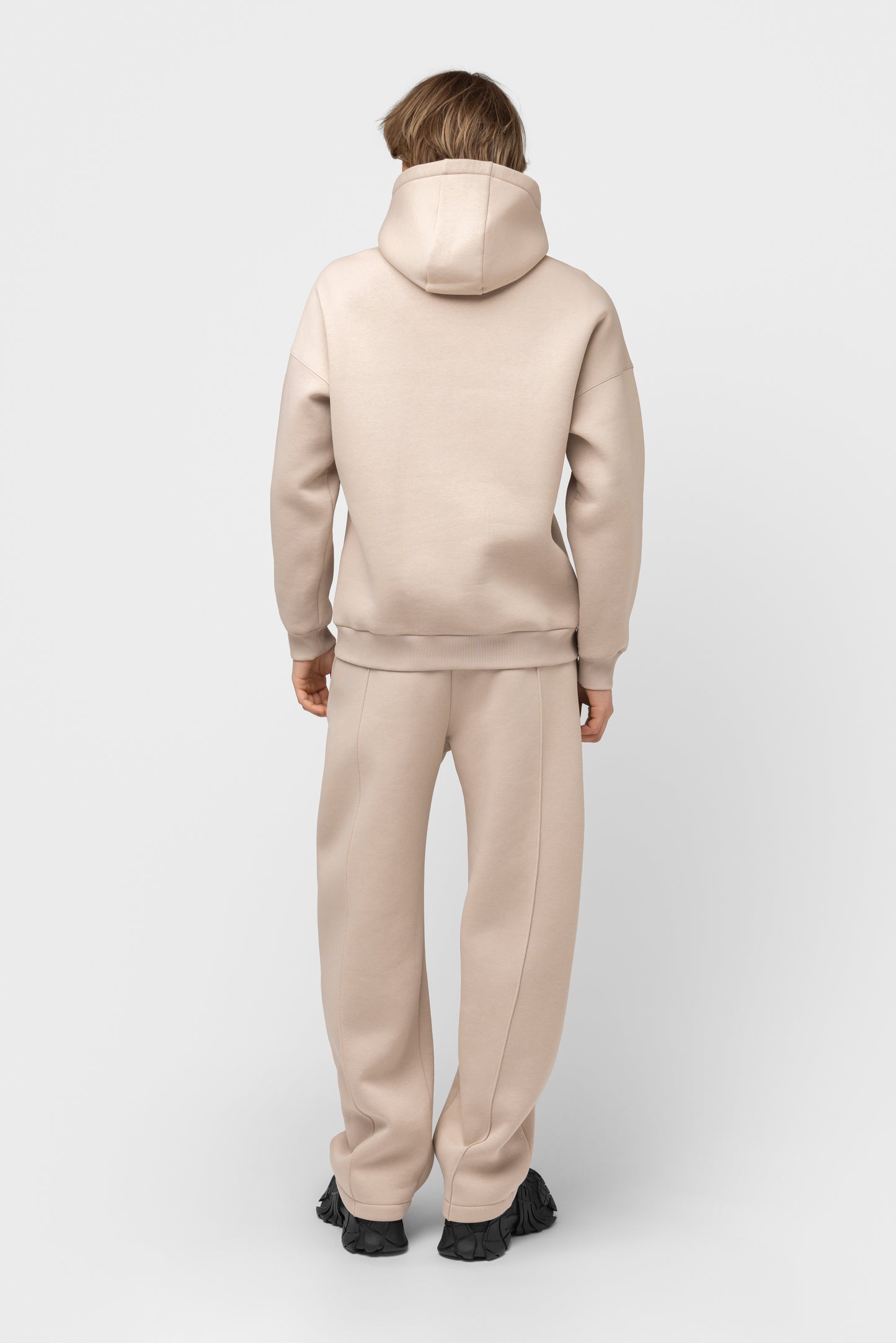 OVERSIZED LAISVALAIKIO KOSTIUMAS SU PŪKU