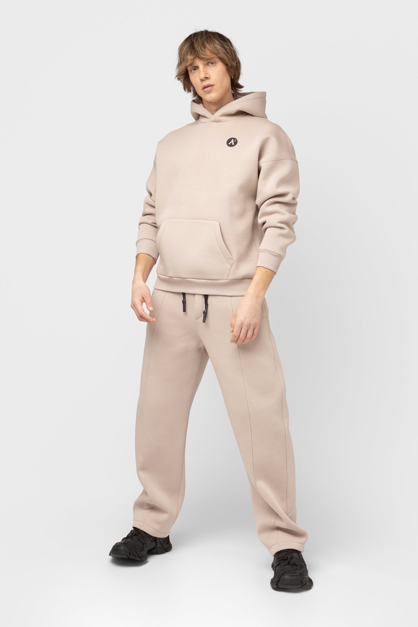 OVERSIZED LAISVALAIKIO KOSTIUMAS SU PŪKU