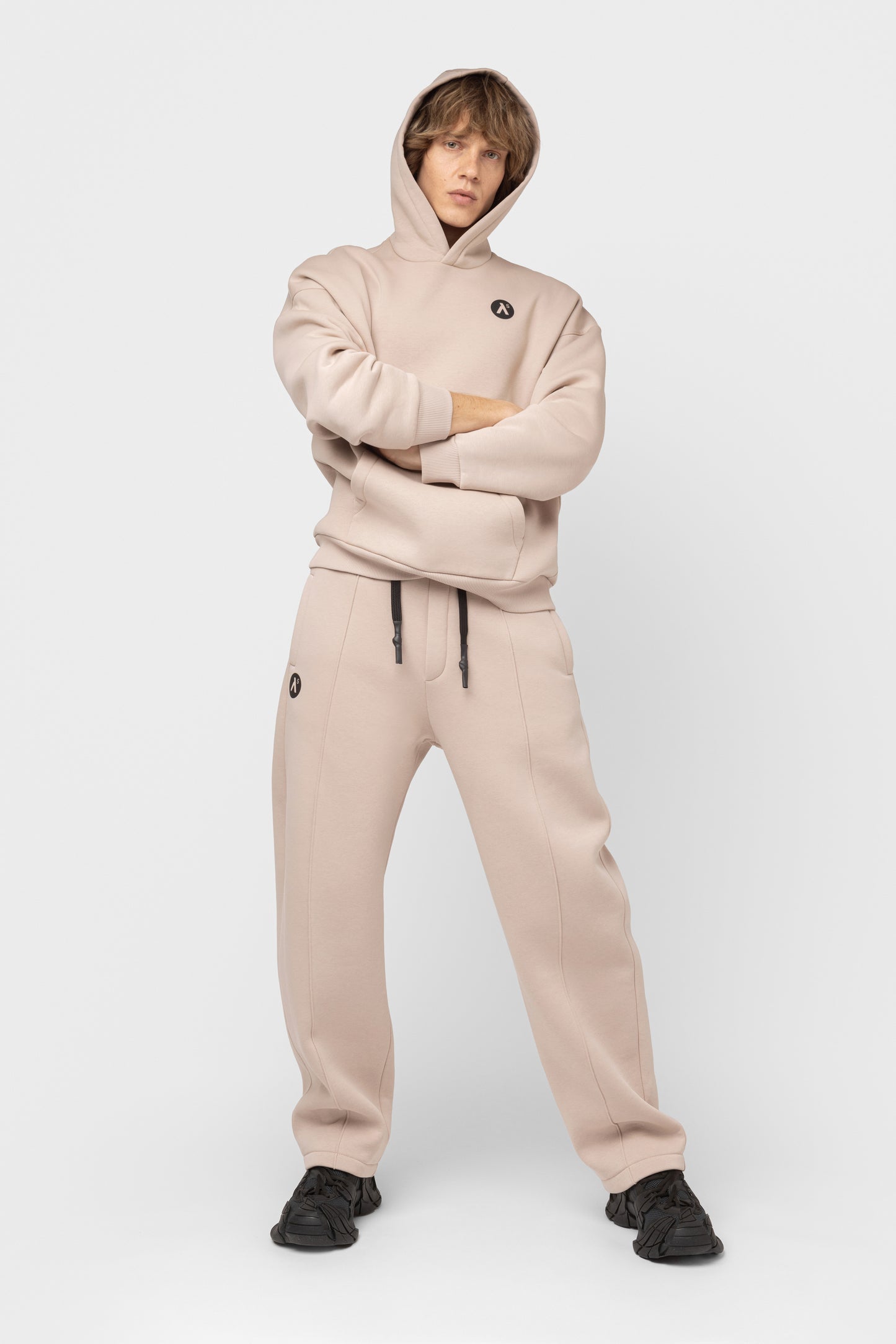 OVERSIZED LAISVALAIKIO KOSTIUMAS SU PŪKU