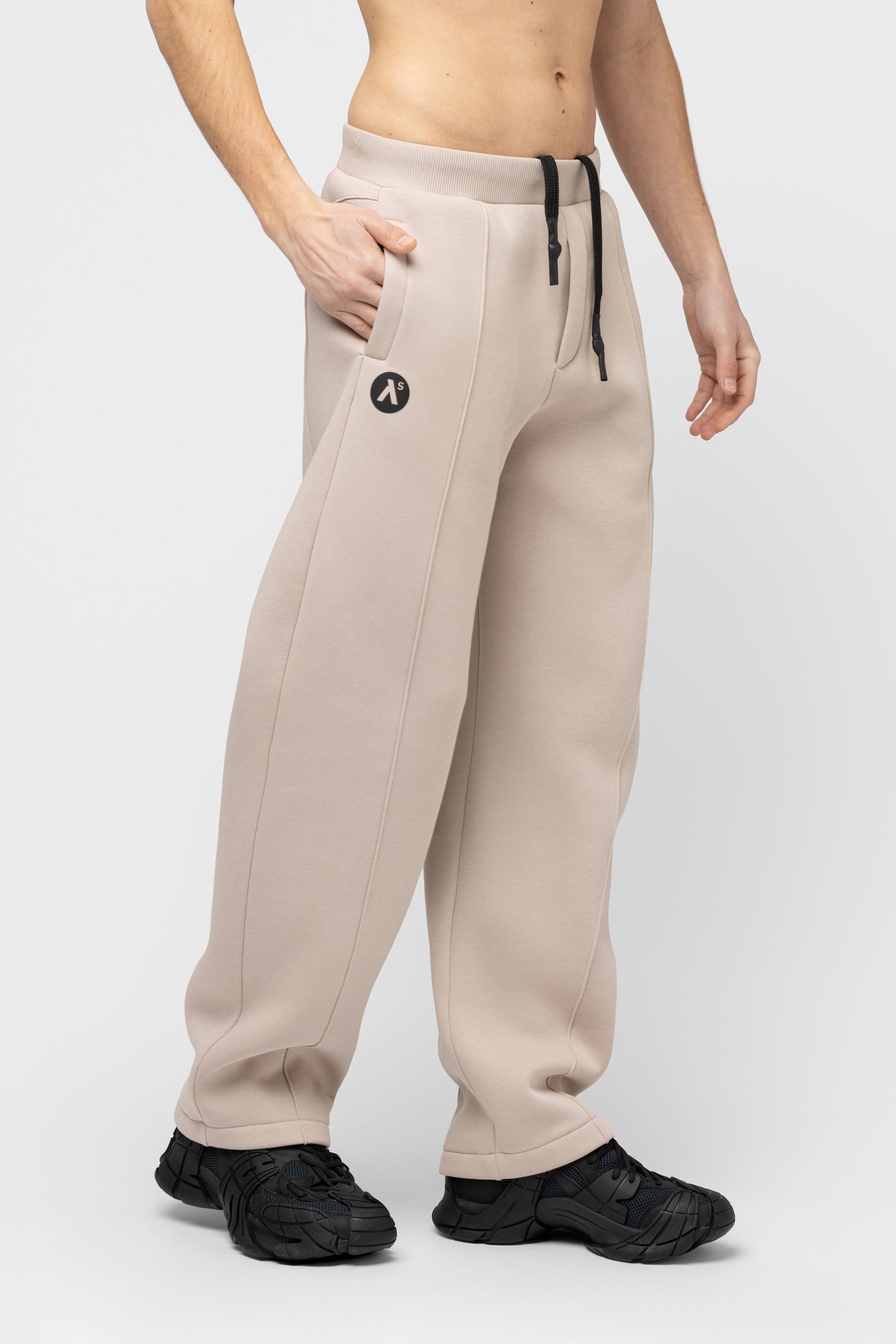 OVERSIZED LAISVALAIKIO KOSTIUMAS SU PŪKU