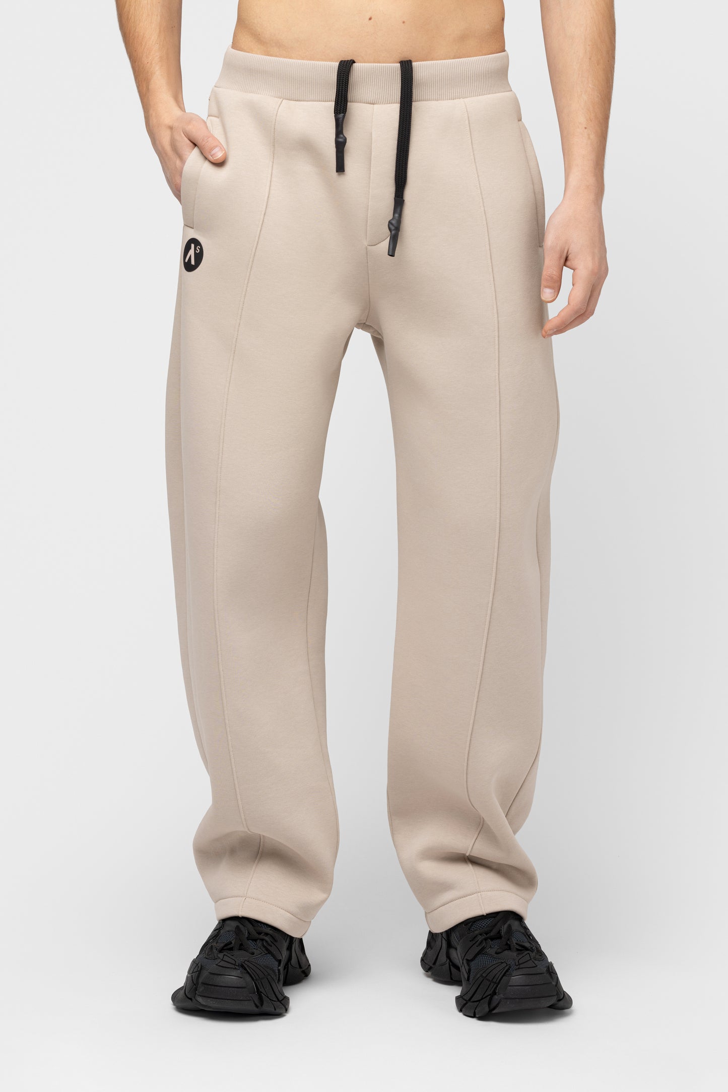 OVERSIZED LAISVALAIKIO KOSTIUMAS SU PŪKU