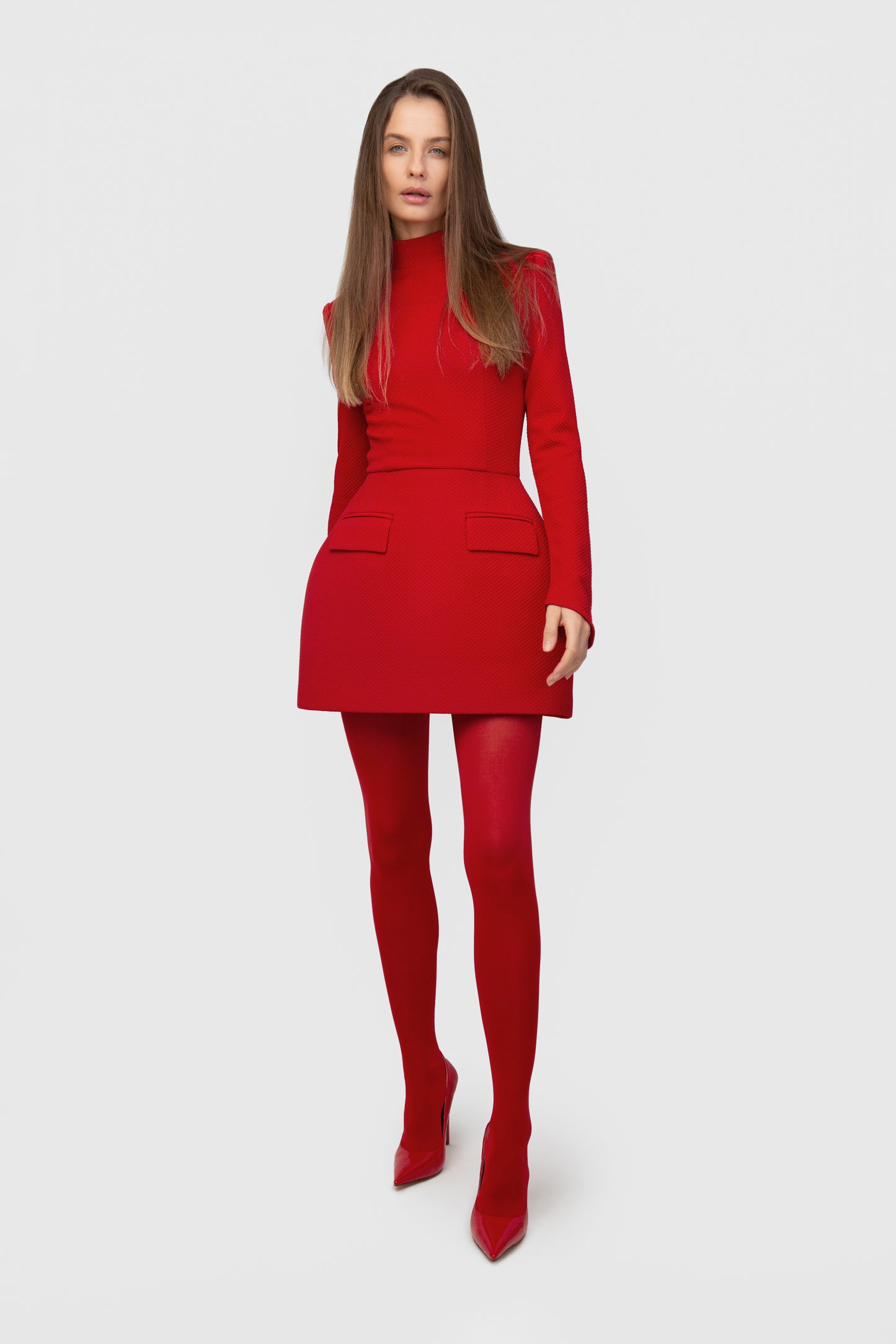 KONE SUKNELĖ SU STAČIA APYKAKLE