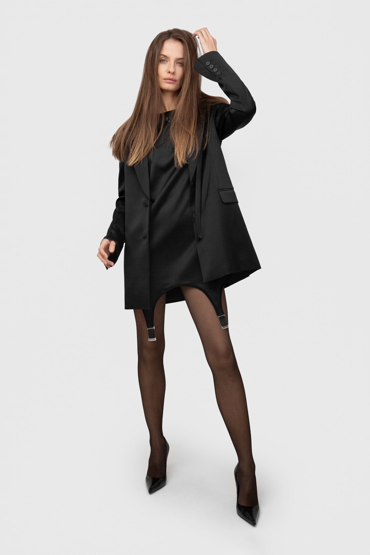 ATLASINĖ JUODA SUKNELĖ